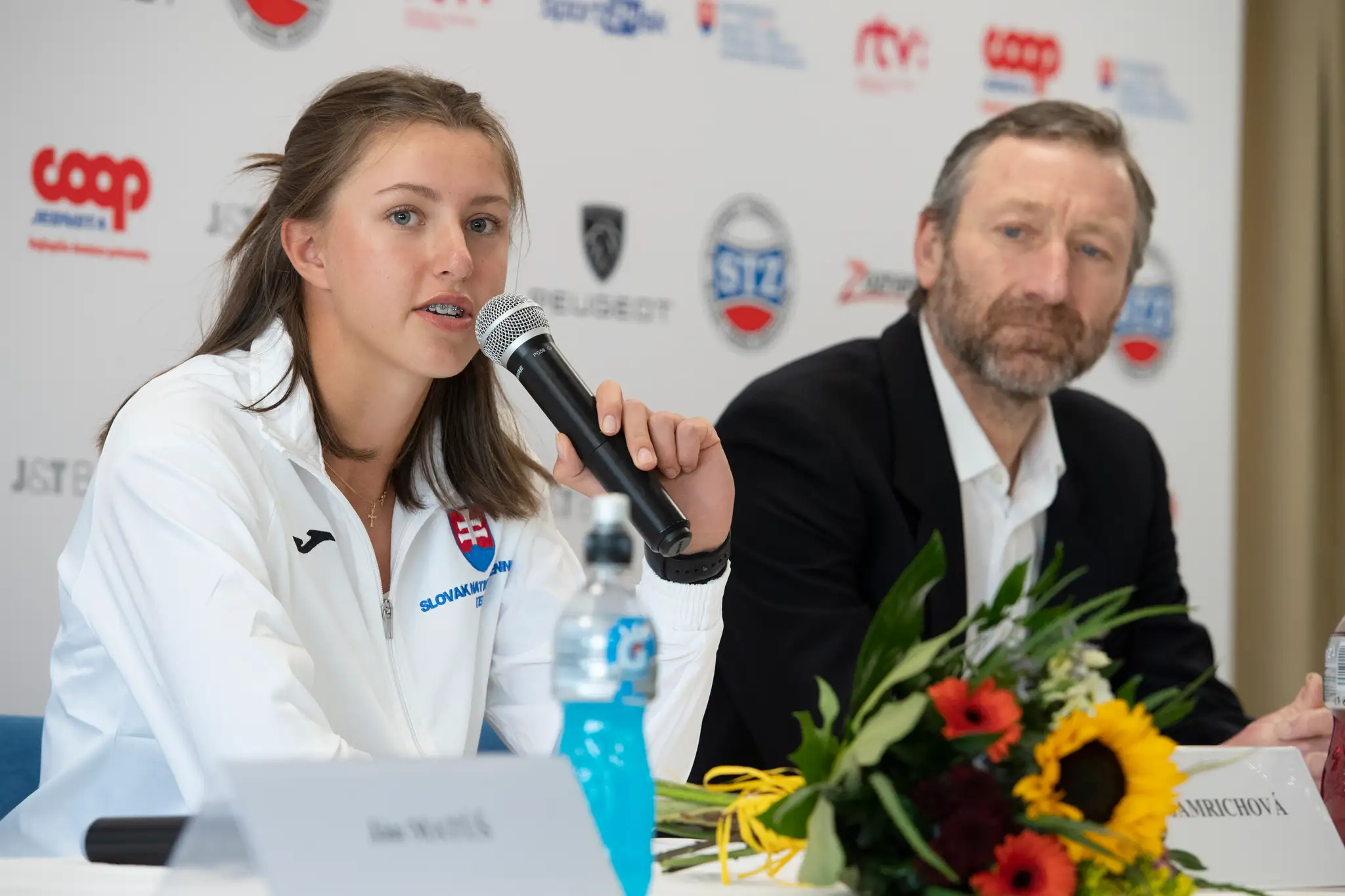 Vľavo juniorská grandslamová víťazka Renáta Jamrichová a prezident Slovenského tenisového zväzu Miloš Mečíř.