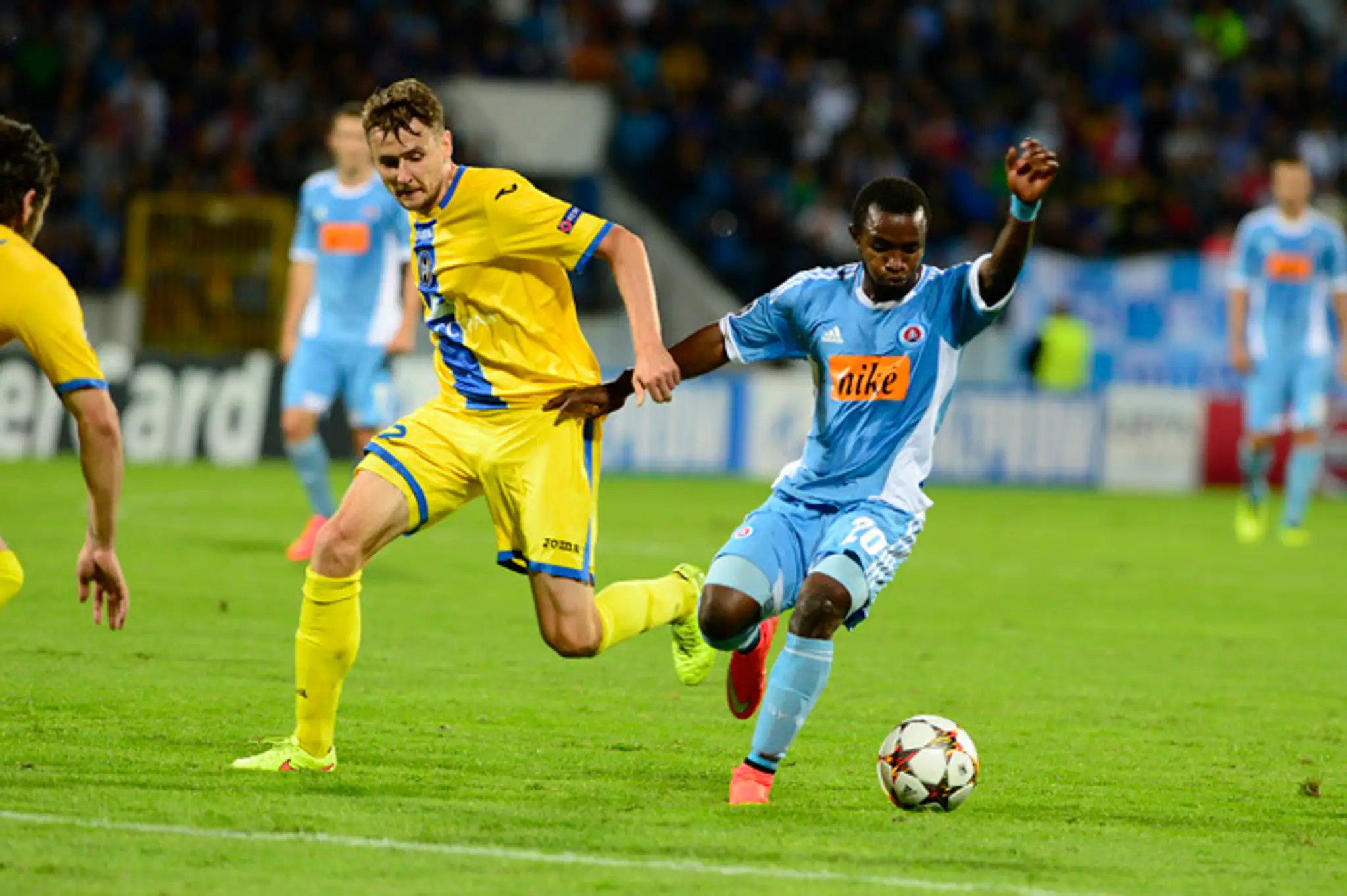 Vpravo Seydouba Soumah (Slovan) vľavo bráni Edgar Olechnovič (Borisov).