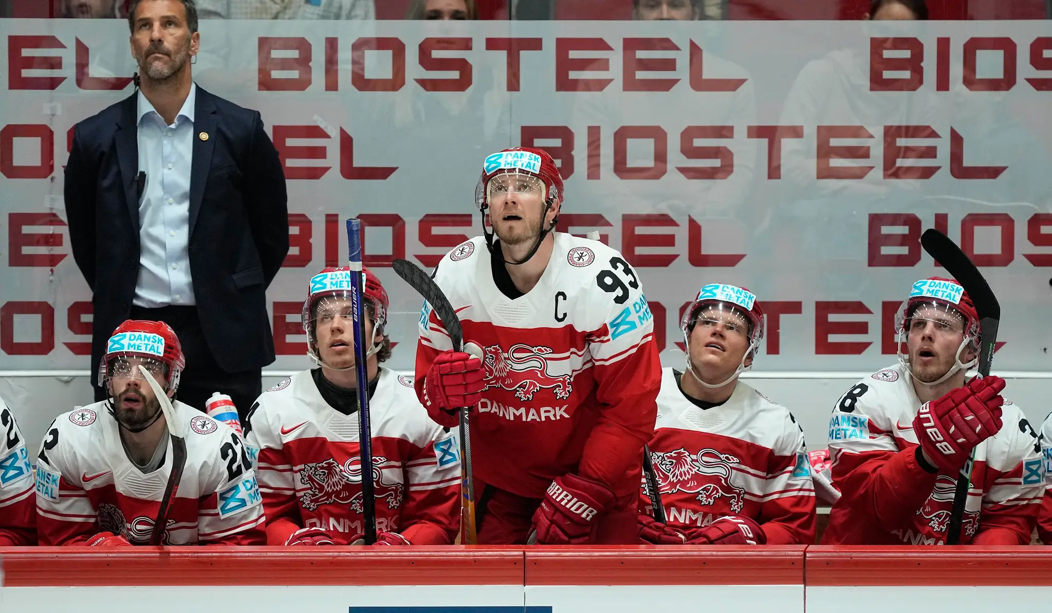 Dán Peter Regin hľadí na tabuľu v dueli proti Slovensku na MS 2022.