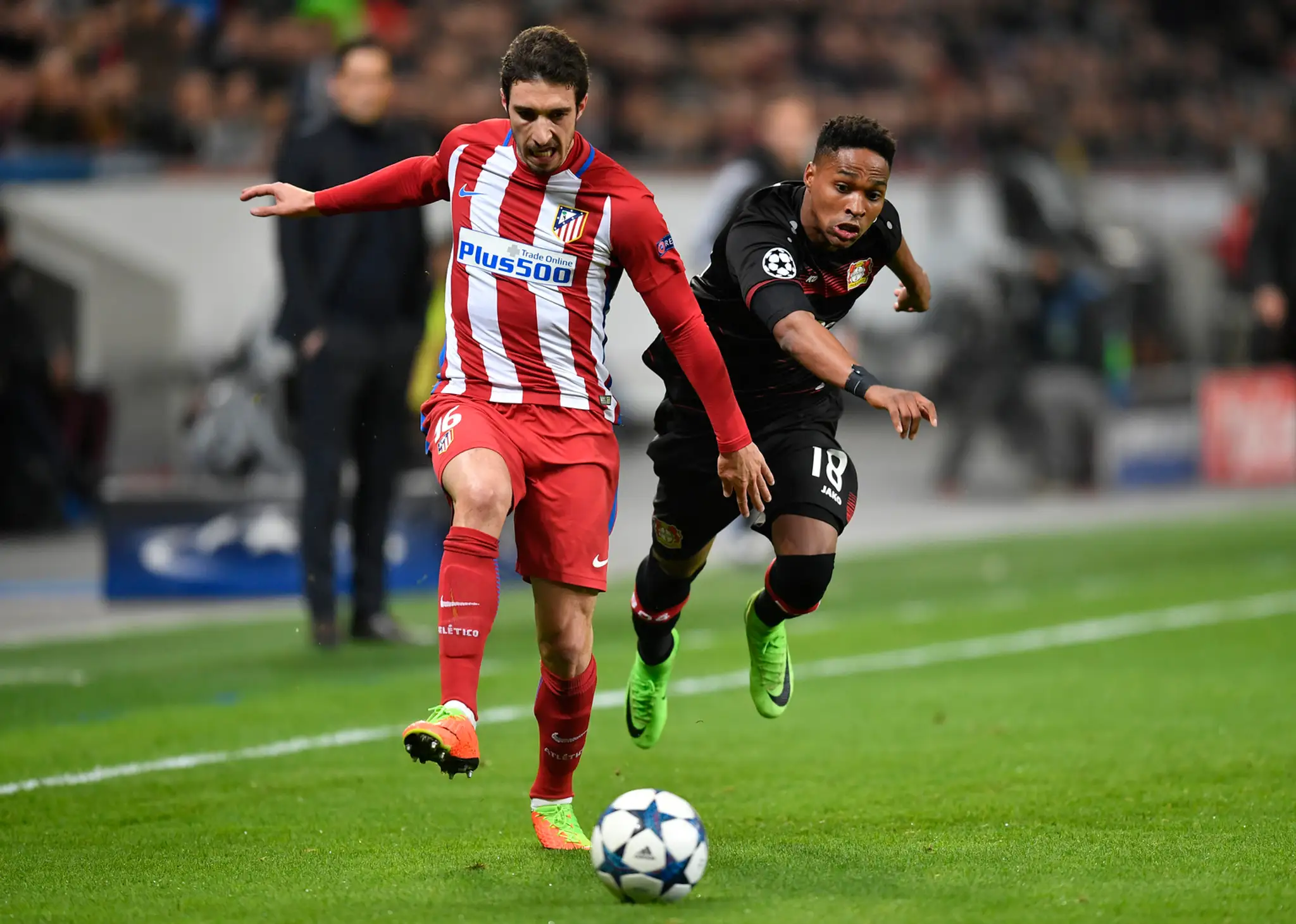 Šime Vrsaljko (vľavo) z Atlética sa snaží získať loptu pred Wendellom z Leverkusenu v osemfinále LM.