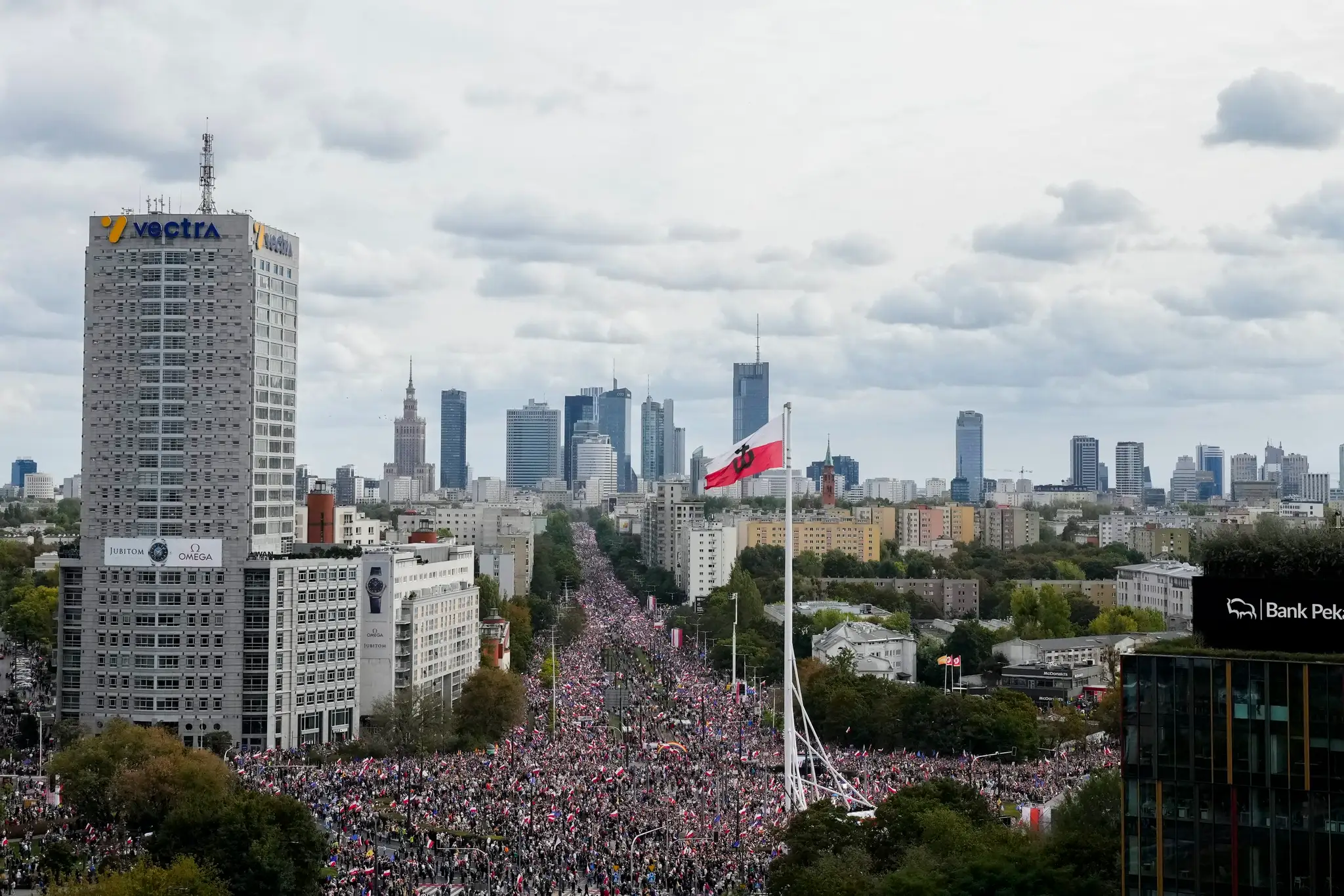 Protivládna demonštrácia v centre Varšavy