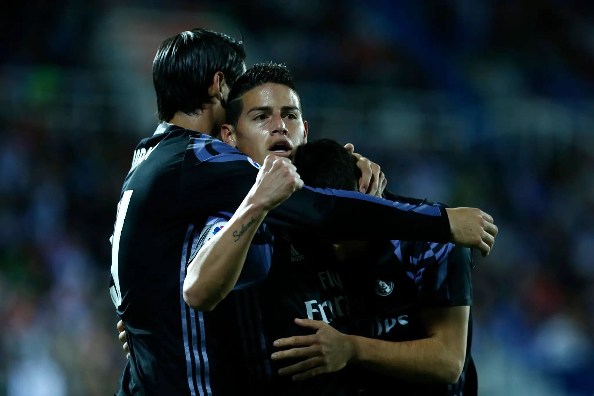 James Rodríguez (v strede) sa so spoluhráčmi z Realu Madrid raduje z gólu v ligovom dueli proti Leganes.