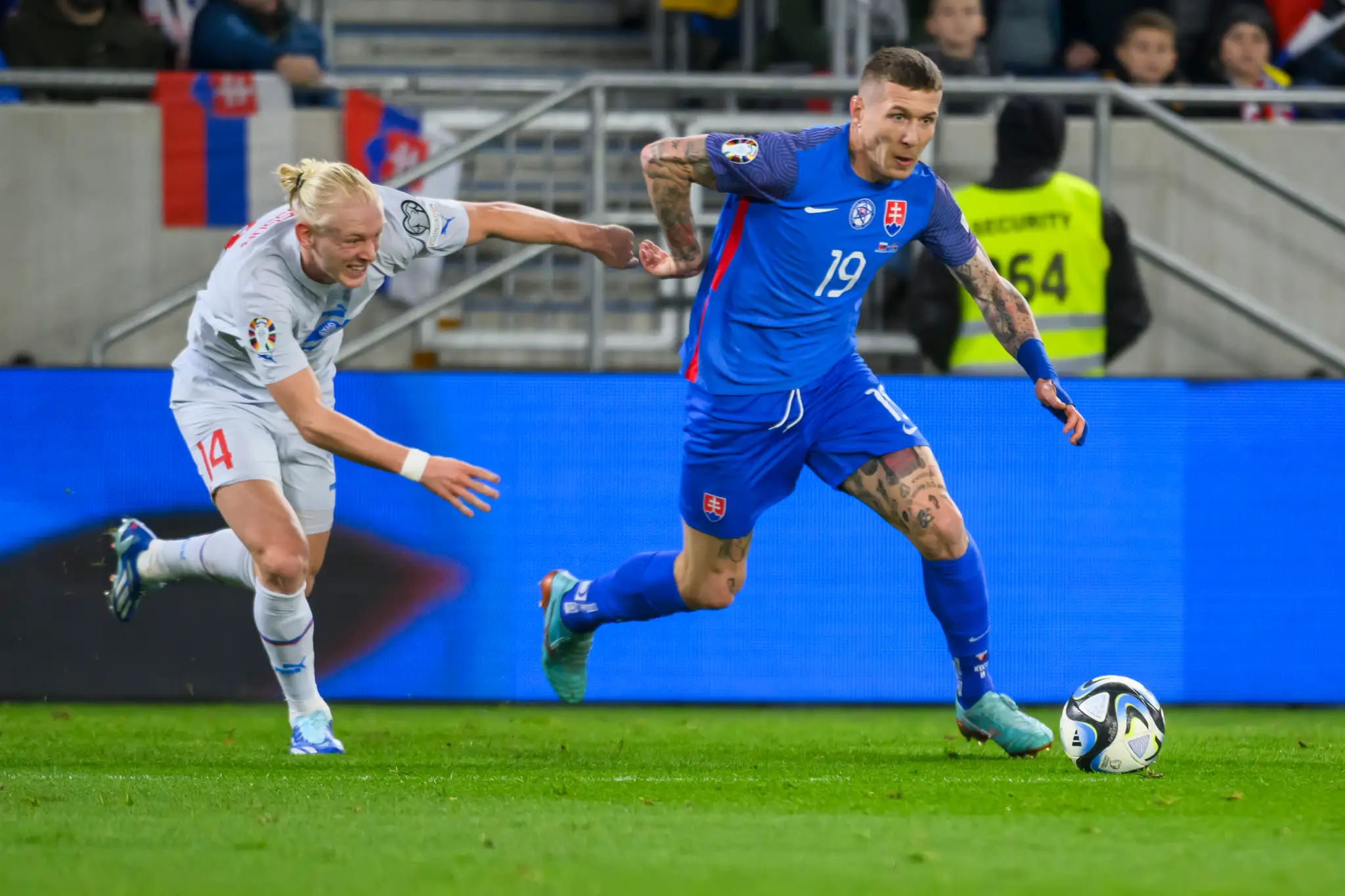 Zľava Kolbeinn Finnsoon (Island) a Juraj Kucka (Slovensko) v zápase kvalifikácie ME 2024.
