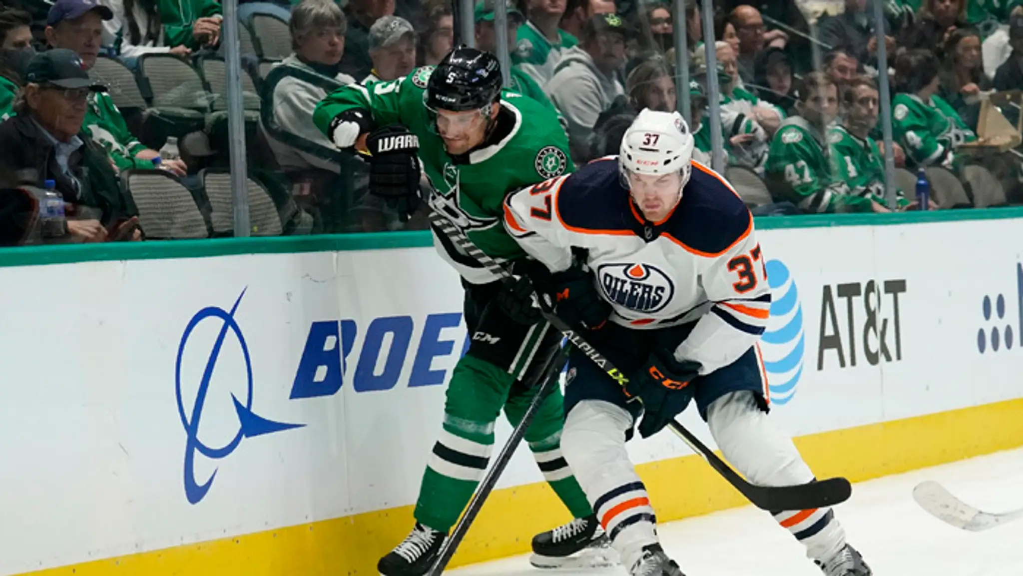 Na snímke zľava slovenský obranca Dallasu Andrej Sekera a útočník Edmontonu Warren Foegele.