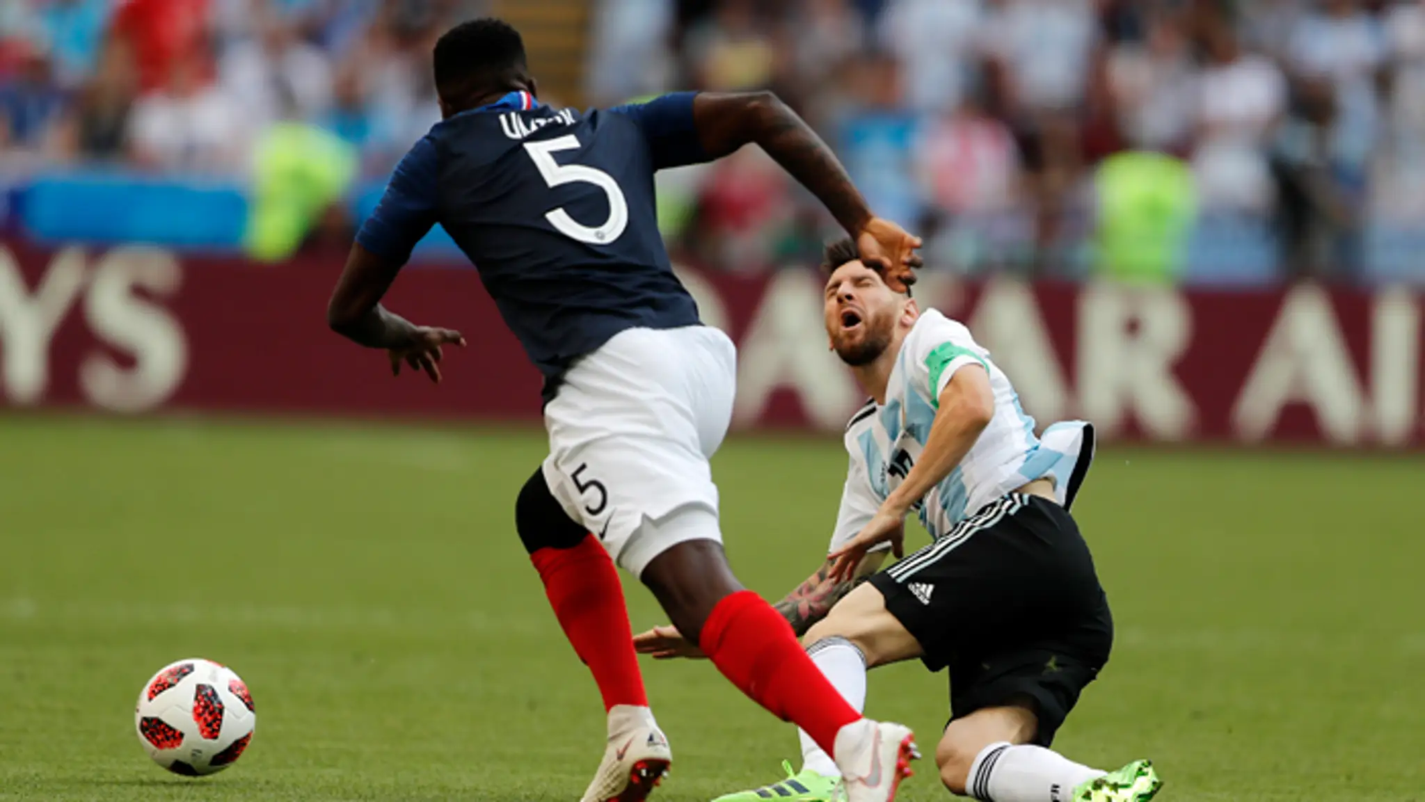 Samuel Umtiti a Lionel Messi v osemfinálovom dueli Francúzsko vs. Argentína.