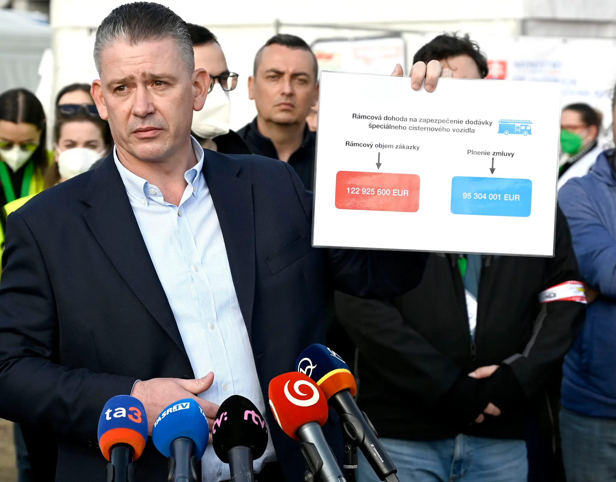 Roman Mikulec ukazuje príklad rámcovej dohody Zapojenie spoločnosti Dustream production s.r.o. a dobrovoľníkov.