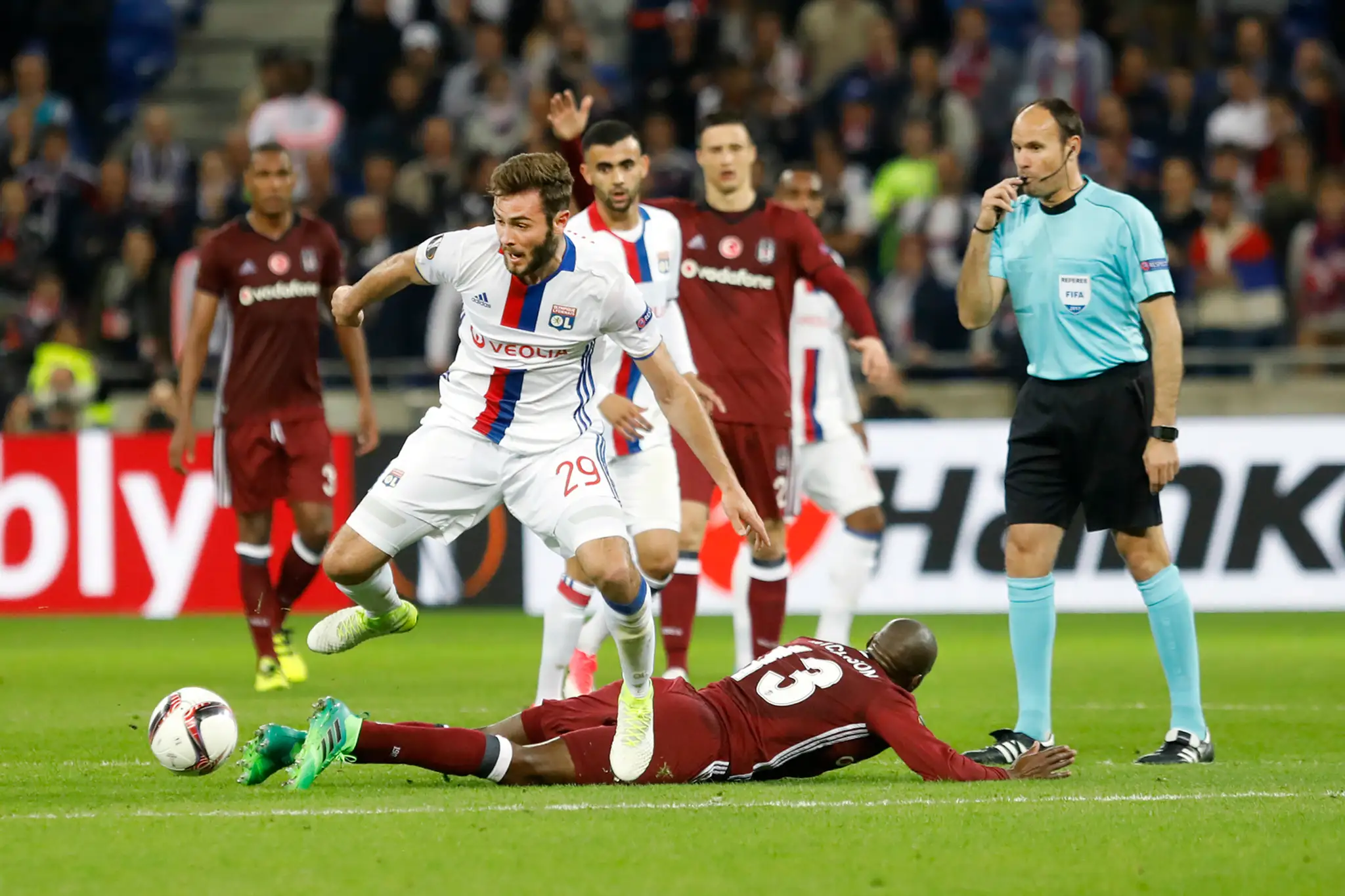 Lucas Tousart (vľavo) z Lyonu sa snaží vo štvťfinále EL uniknúť pred Atibaom Hutchinsonom z Besiktasu.