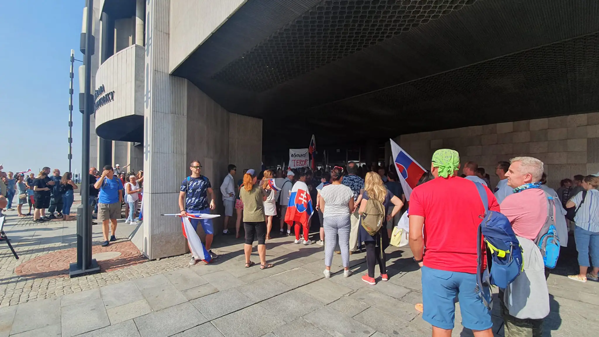 Protest pred parlamentom.