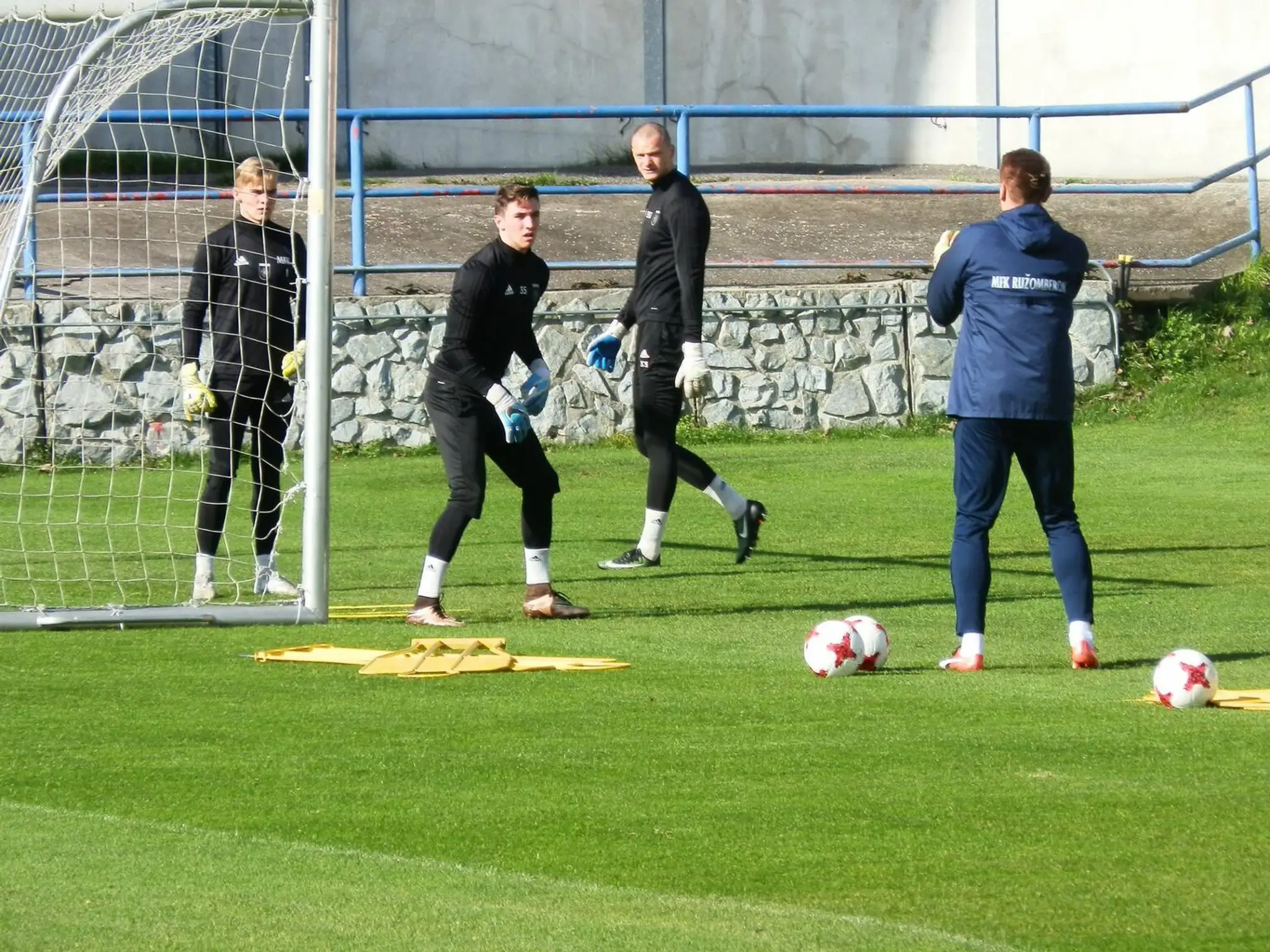 Ivan Krajčírik počas duelu reprezentácie do 17 rokov.