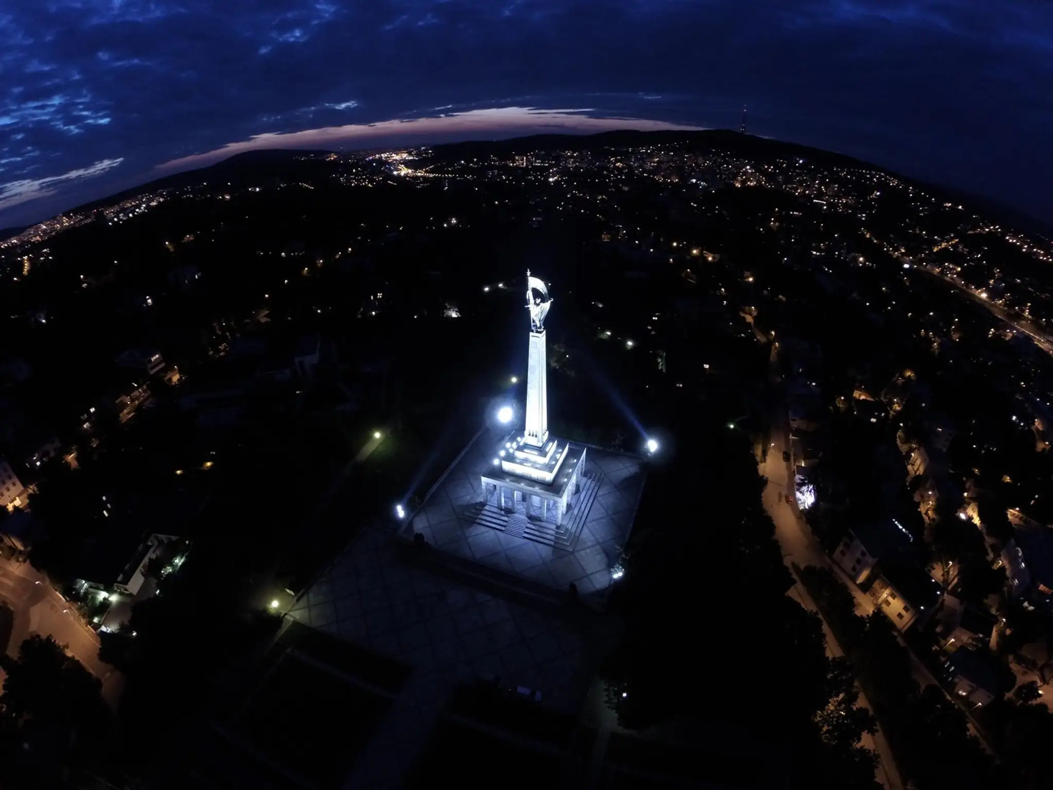 Slavín z vrchu.