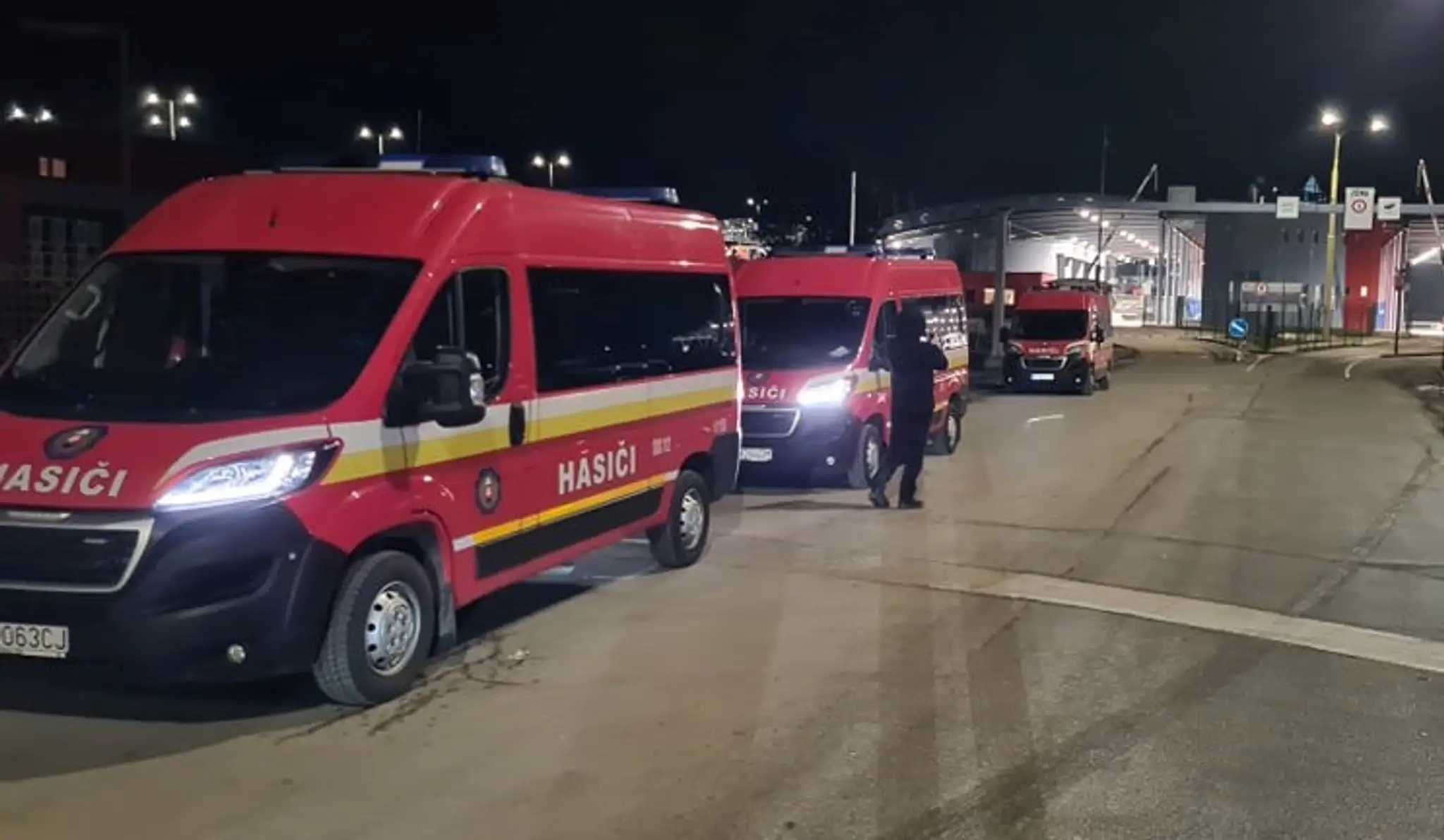 Ukrajinské ženy a deti prevážajú hasiči z Vyšného Nemeckého do utečeneckého tábora v Humennom.