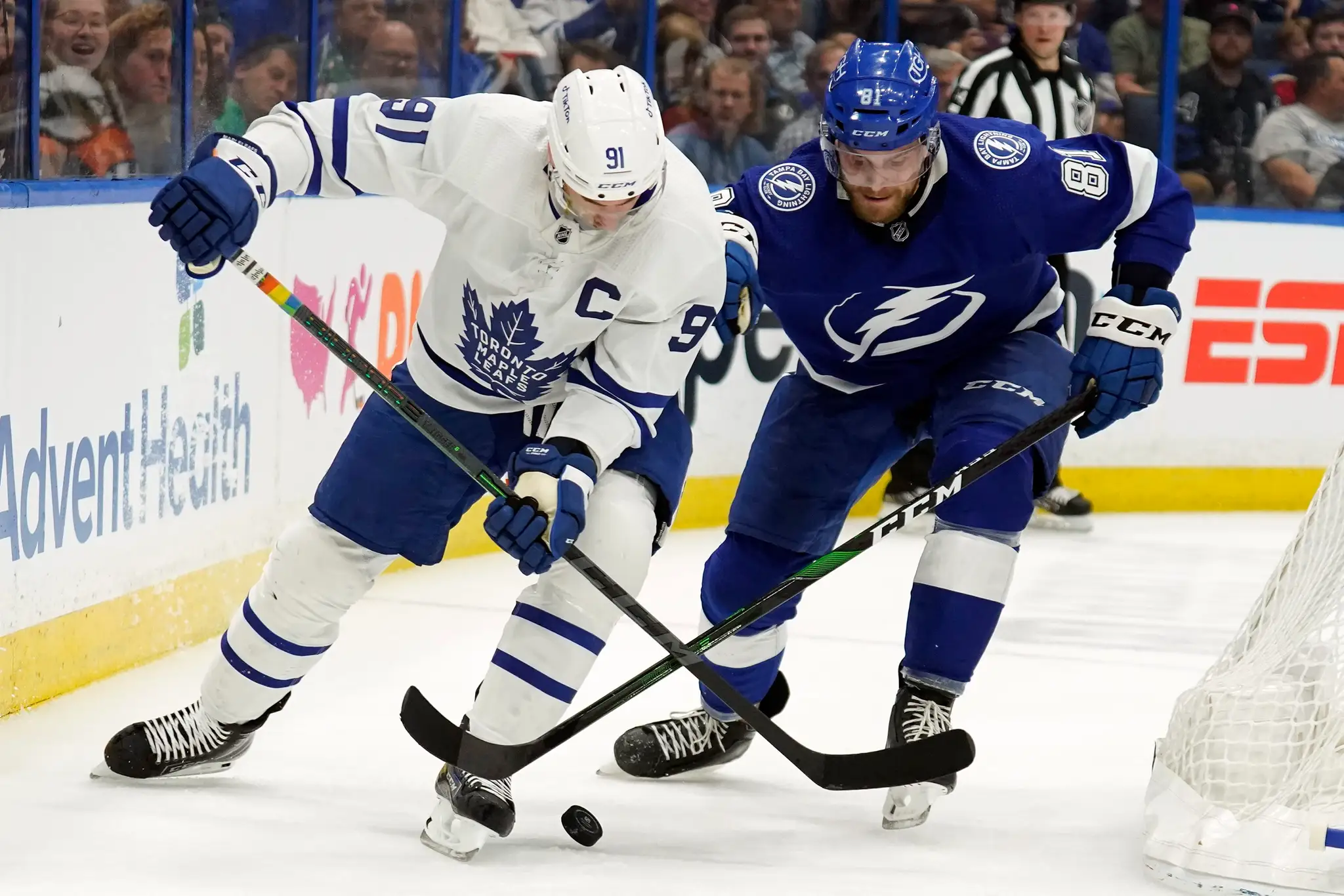 Erik Černák a John Tavares v súboji o puk.