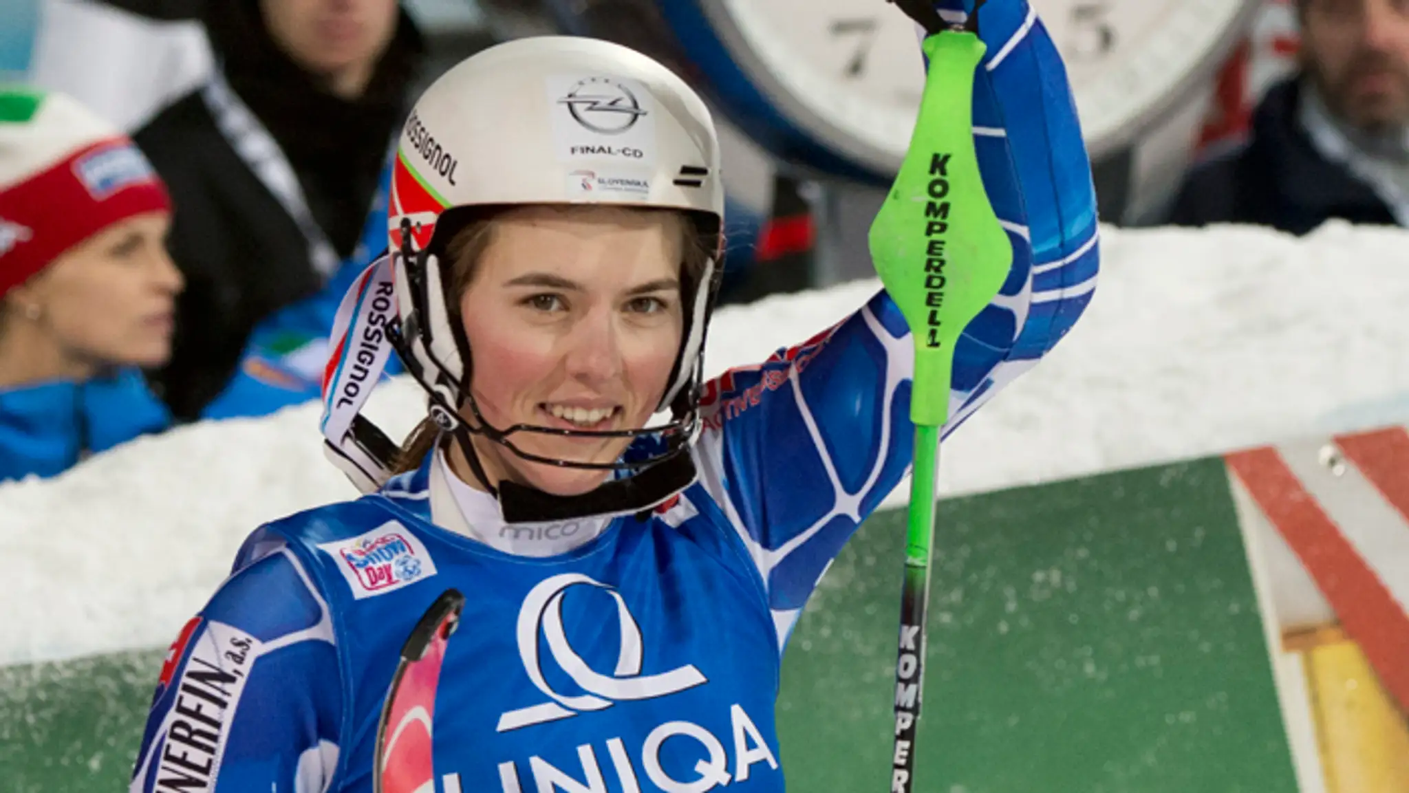 Petra Vlhová zdraví fanúšikov v cieli 2. kola  nočného slalomu žien Svetového pohára v rakúskom Flachau.