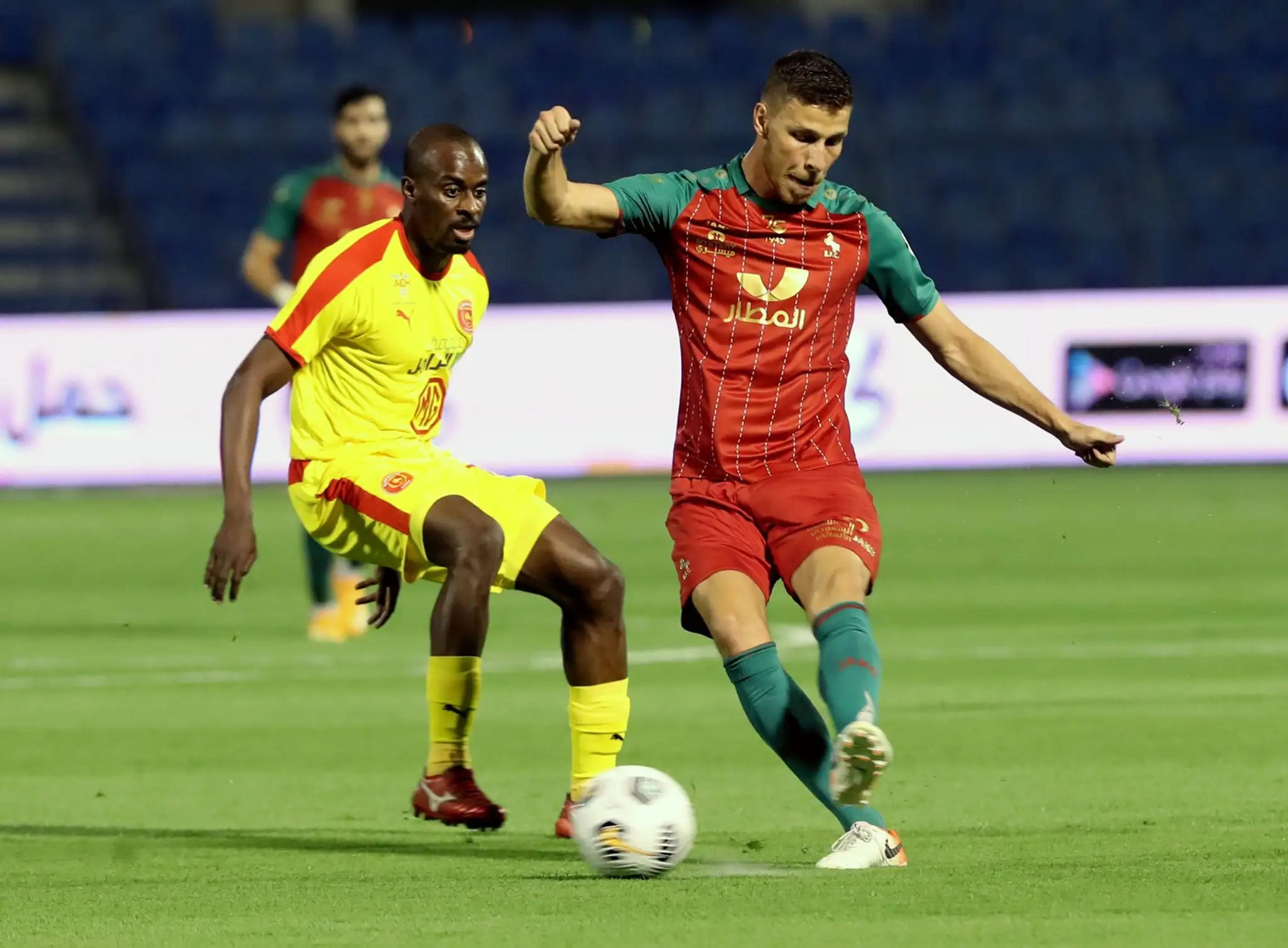 Filip Kiss (vpravo) za Al-Ettifaq.