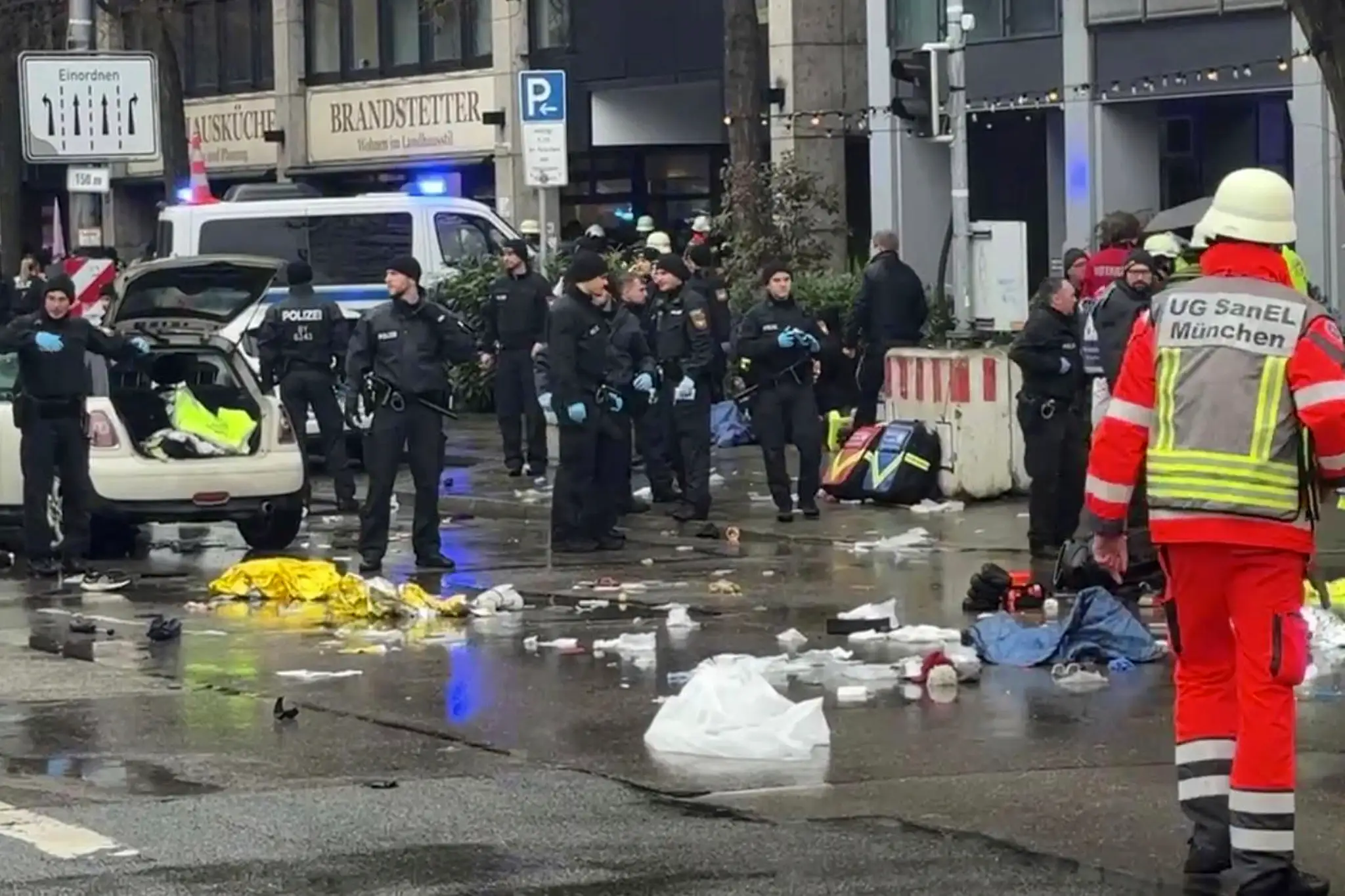 Policajti a záchranári zasahujú na mieste nehody po tom, ako auto vrazilo do davu ľudí v Mníchove..