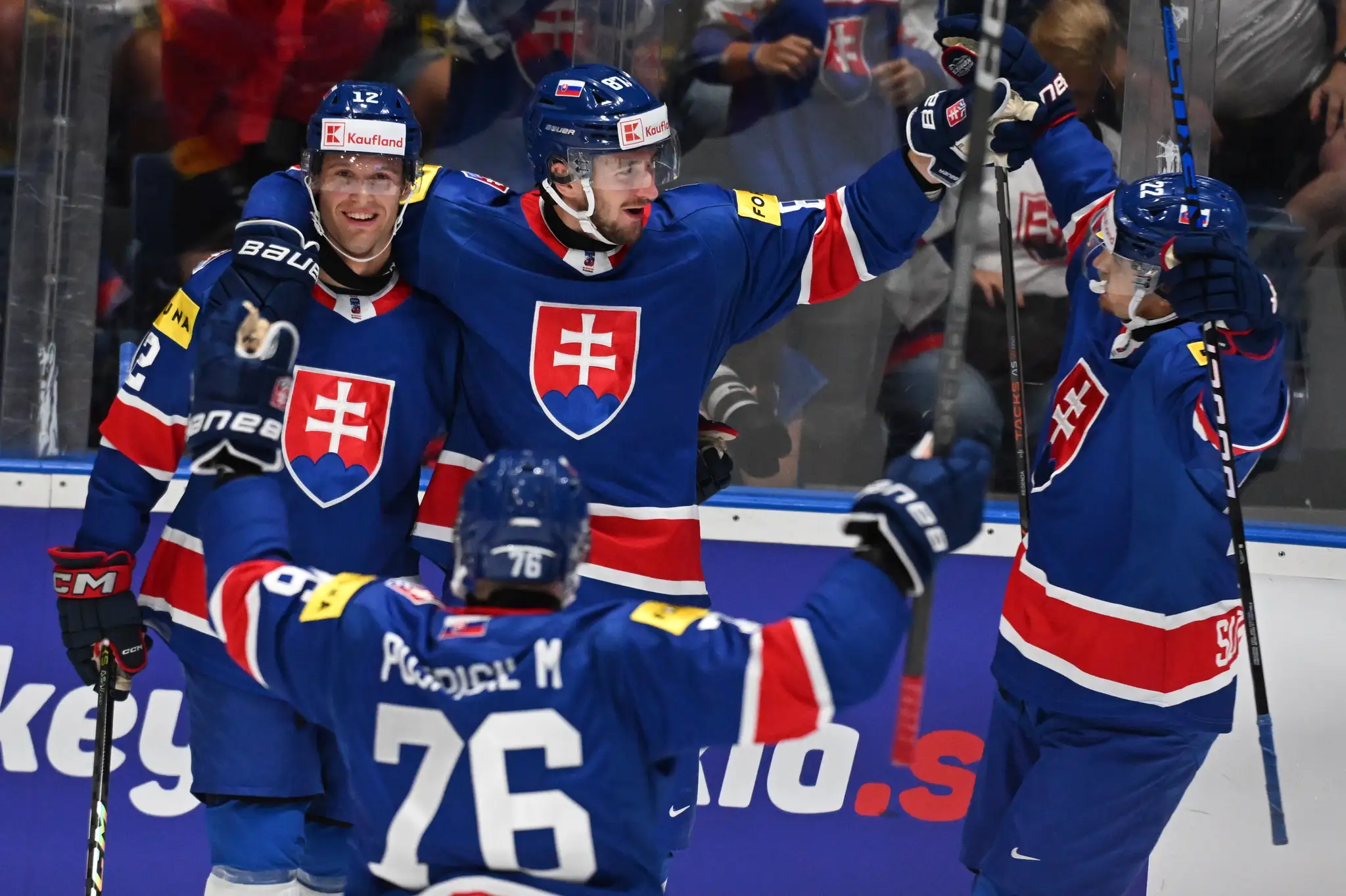 Na snímke slovenský Pavol Regenda (87) sa raduje z gólu na 2:0 so spoluhráčmi.