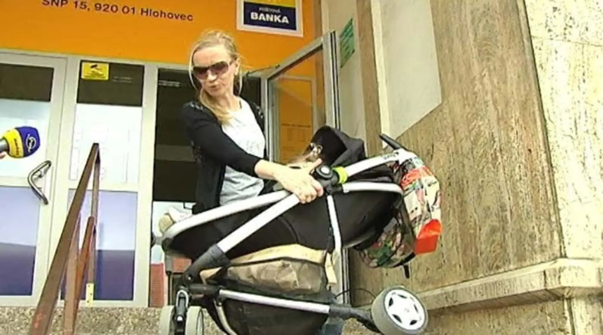 Mamička s kočíkom
