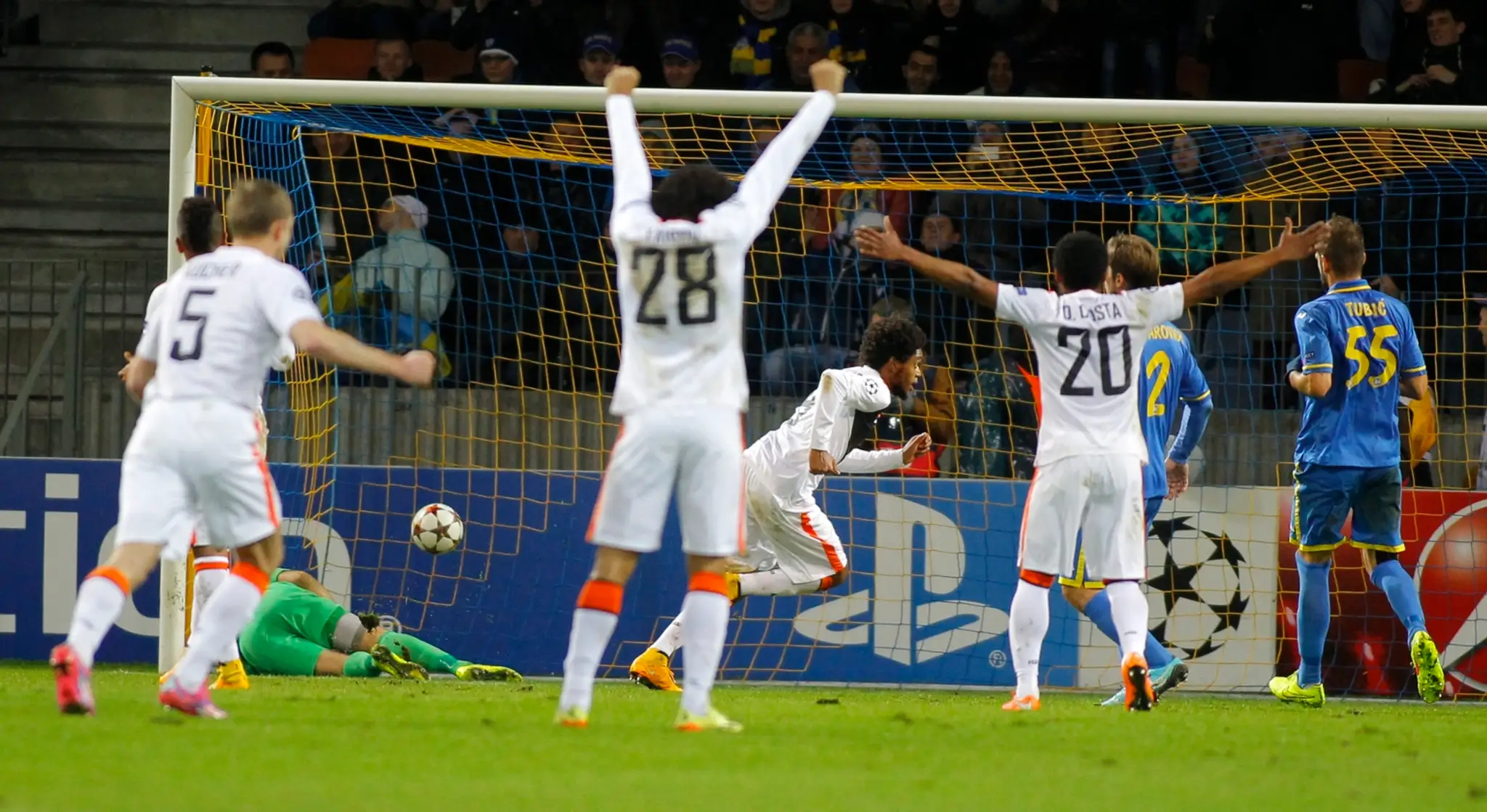 Hráči Šachtaru Doneck oslavujú gól po tom, ako Luiz Adriano (v strede) skóroval do bránky BATE Borisov