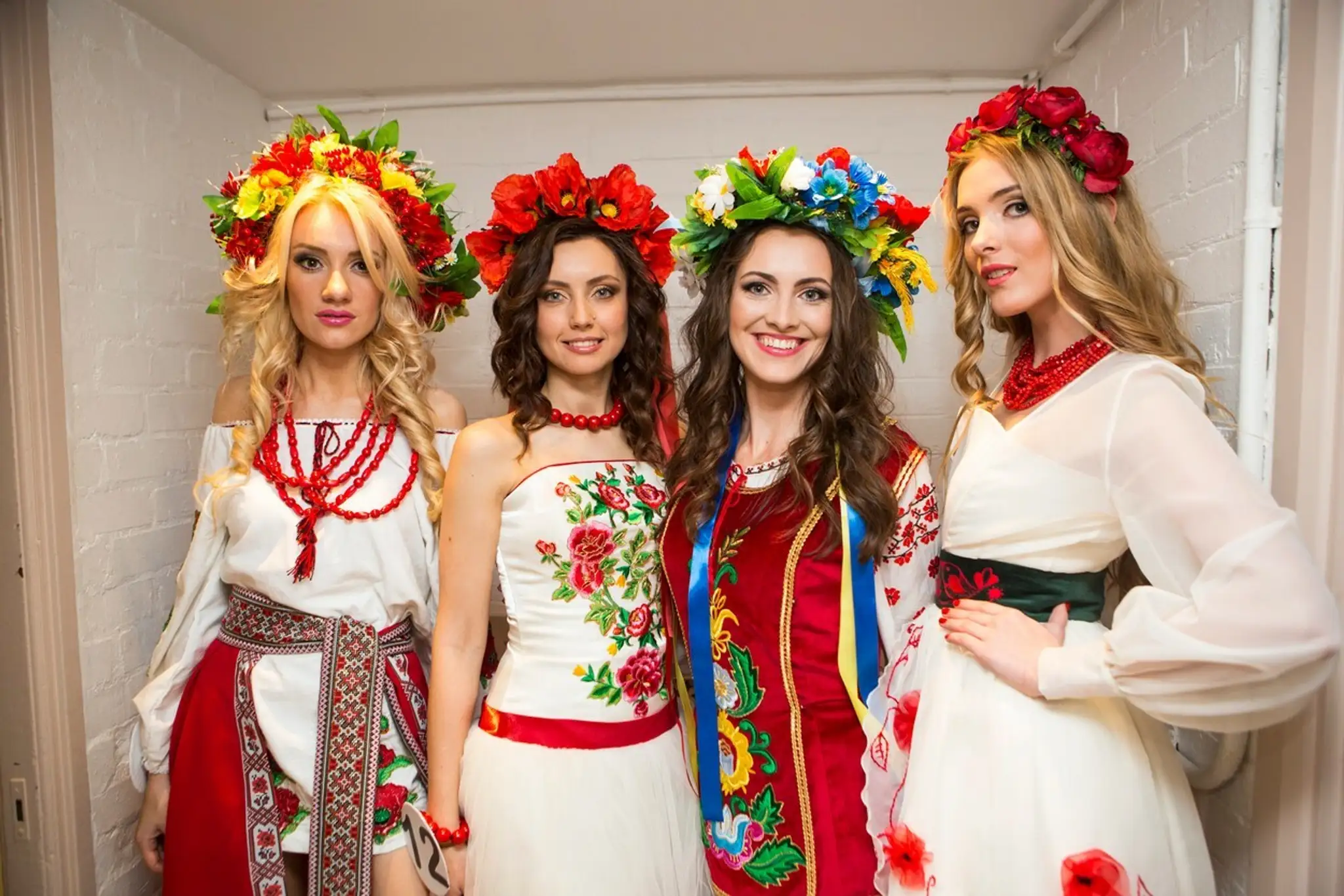 Miss USSR vo Veľkej Británii- dievčatá v krojoch.