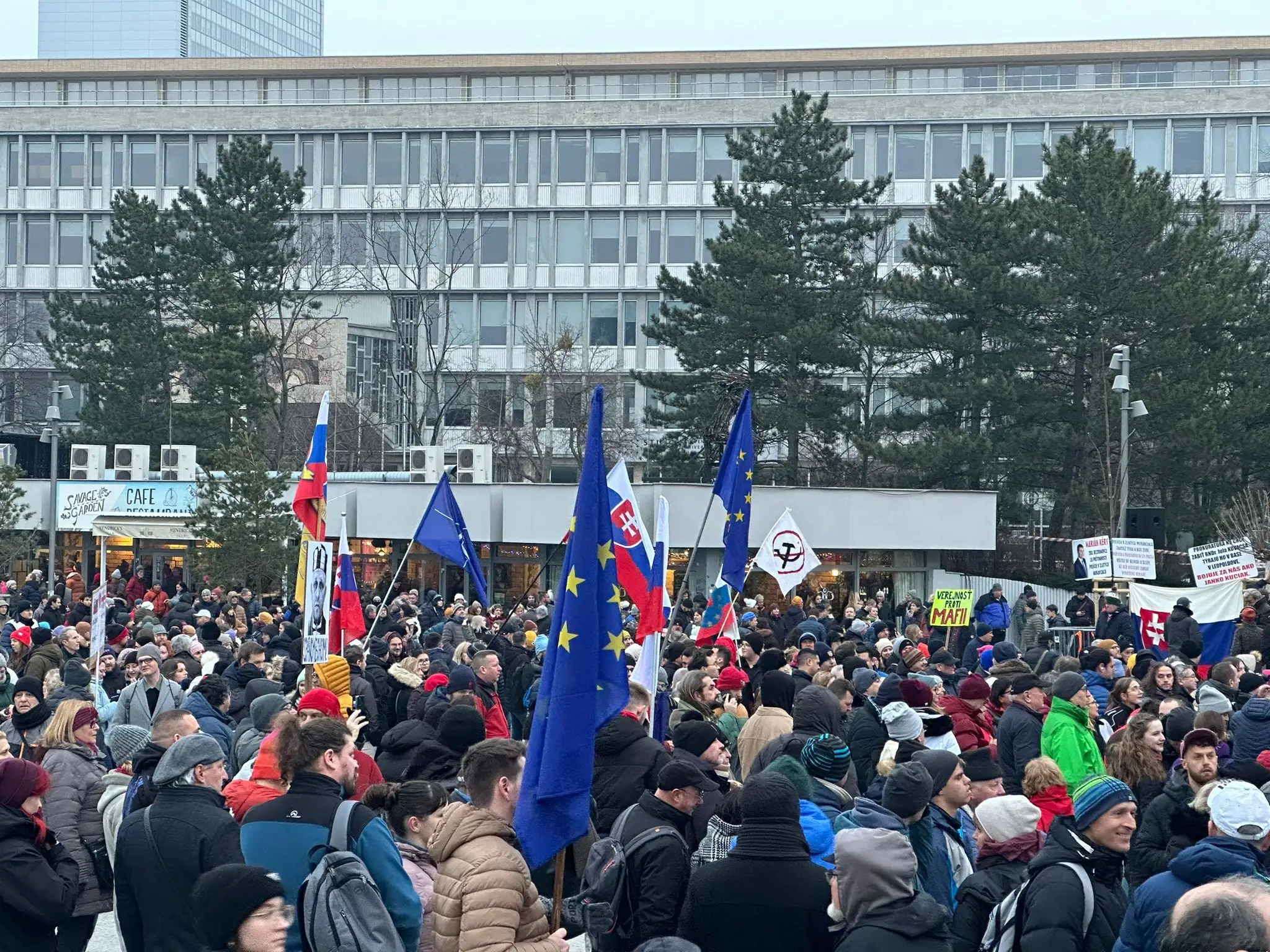 Protestujúci s vlajkami Slovenskej republiky a Európskej Únie