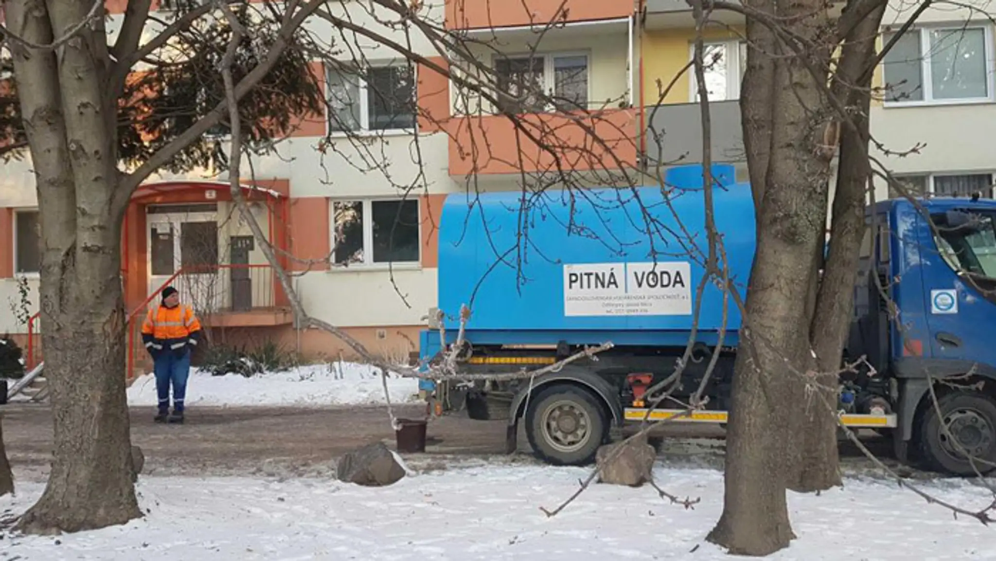 Obyvateľom bytovky pristavili cisternu s vodou.