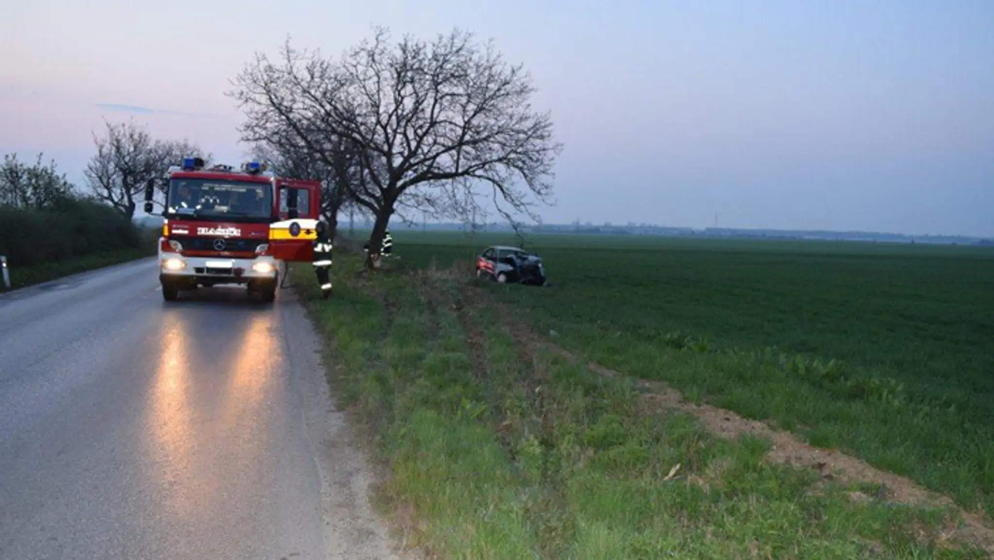 Auto po náraze do stromu začalo horieť.