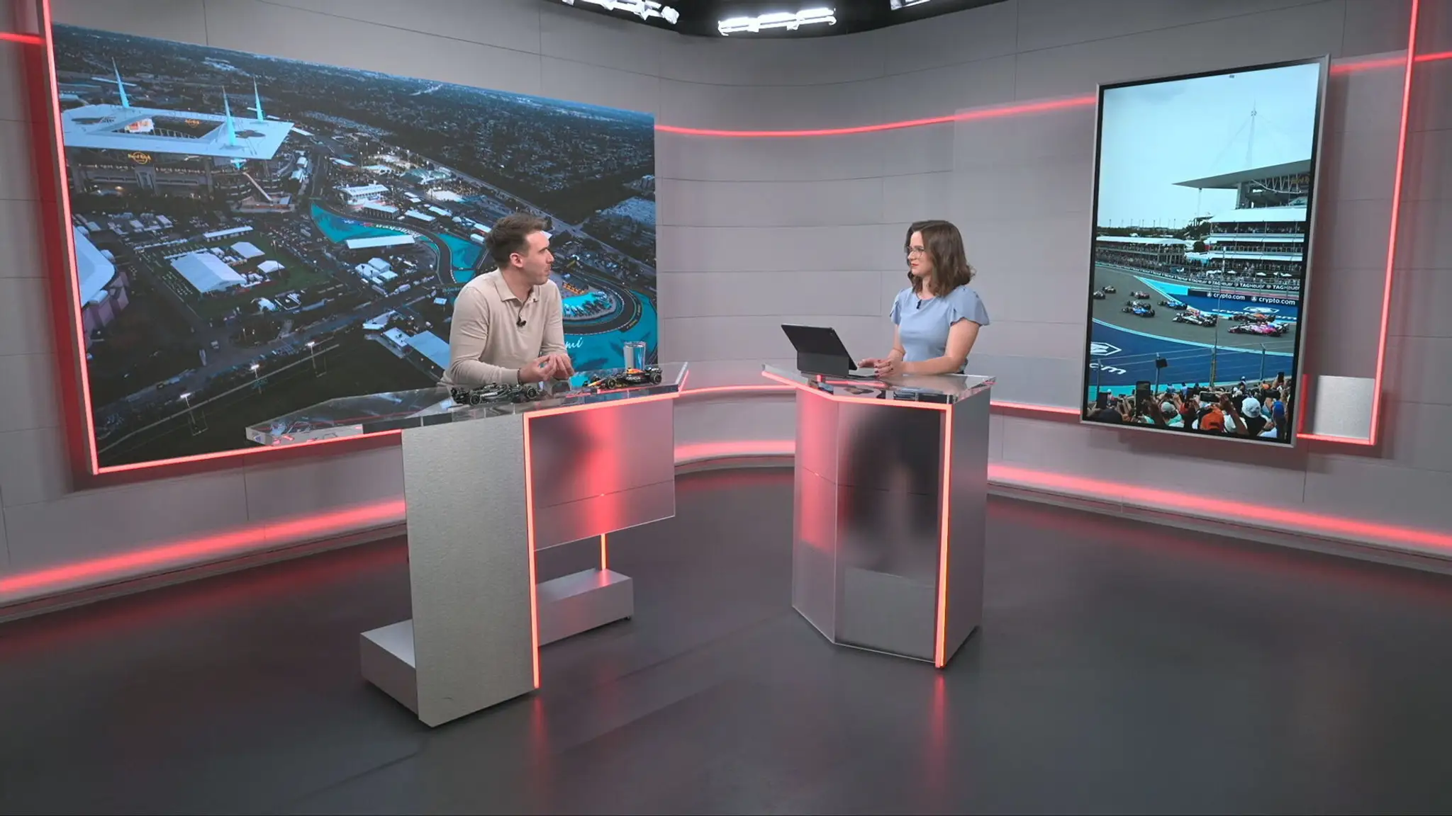 Moderátorka Soňa Kolcunová a Rišo Gonda v štúdiu TN live.