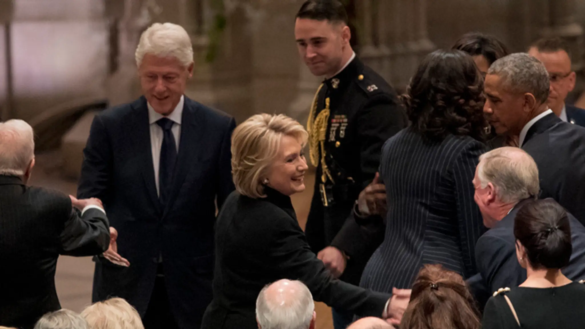 Exprezidenti Bill Clinton s manželkou Hillary a Barack Obama.