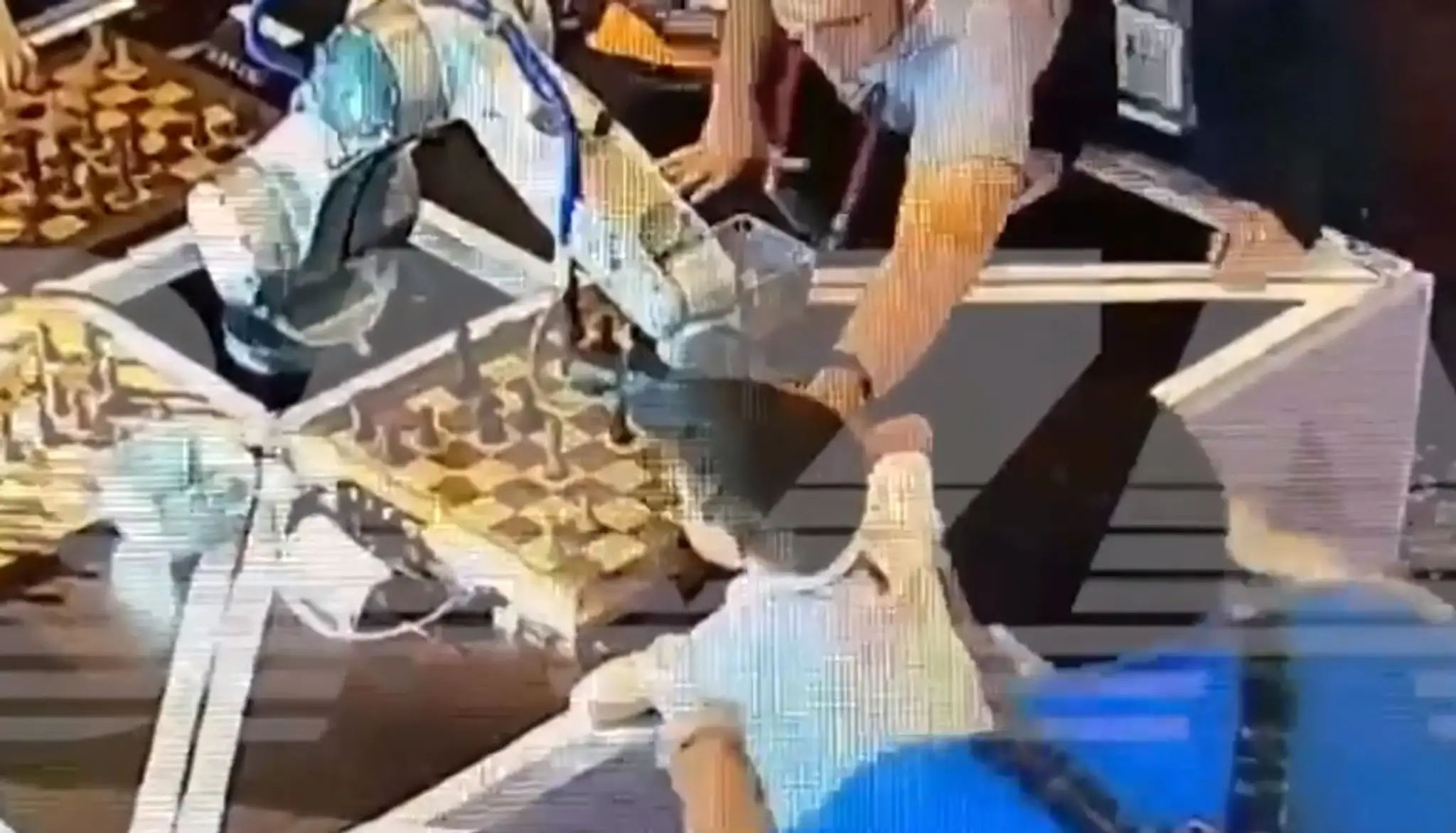 Moment, keď robot zlomil chlapcovi prst.