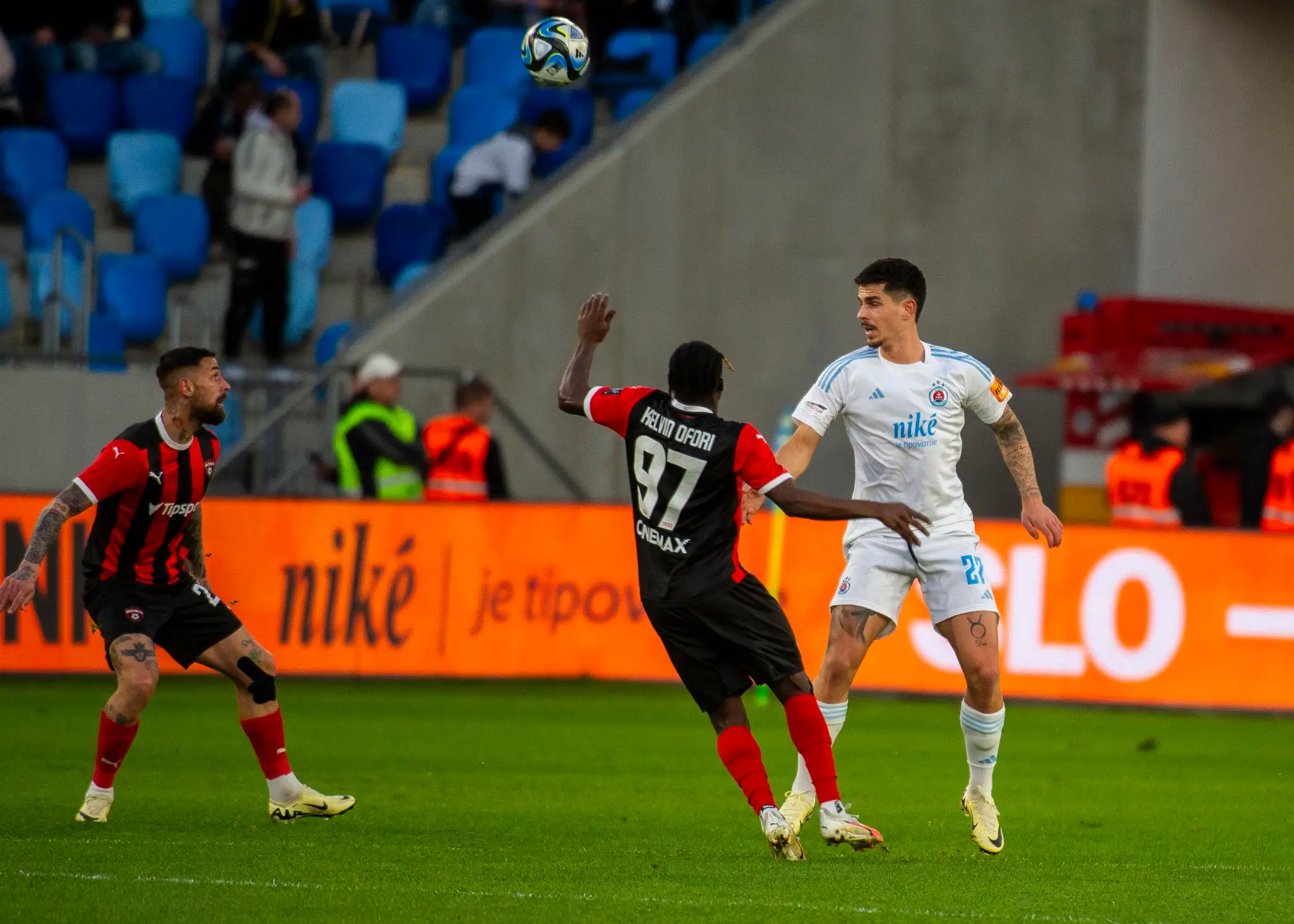 Zľava Erik Daniel, Kelvin Ofori (obidvaja Trnava) a Matúš Vojtko (Slovan) v 2. kole nadstavbovej časti Niké ligy v skupine o titul.