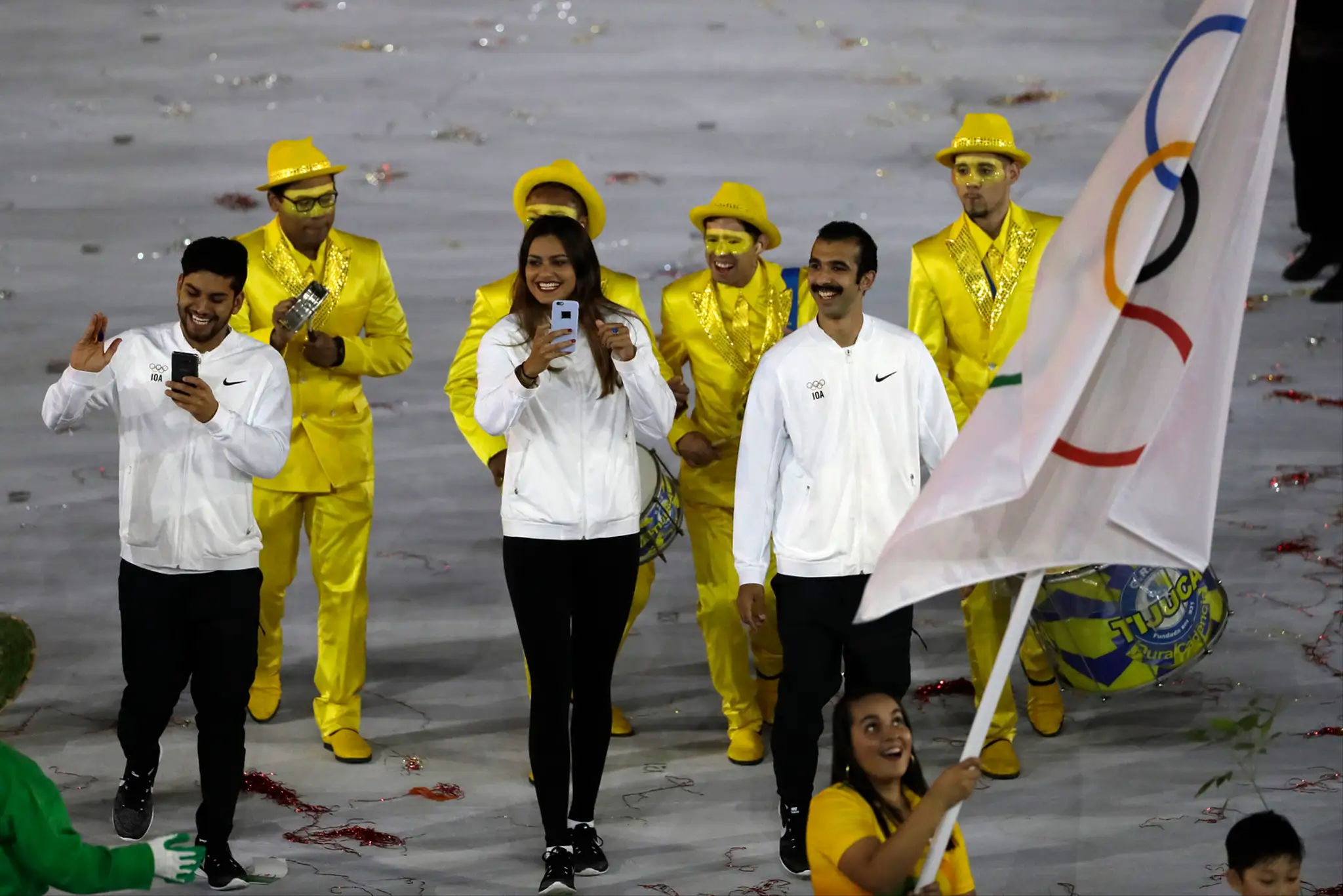 Športovci z utečeneckých krajín, ktorí budú súťažiť pod vlajkou Nezávislého olympijského tímu, počas otváracieho ceremoniálu OH 