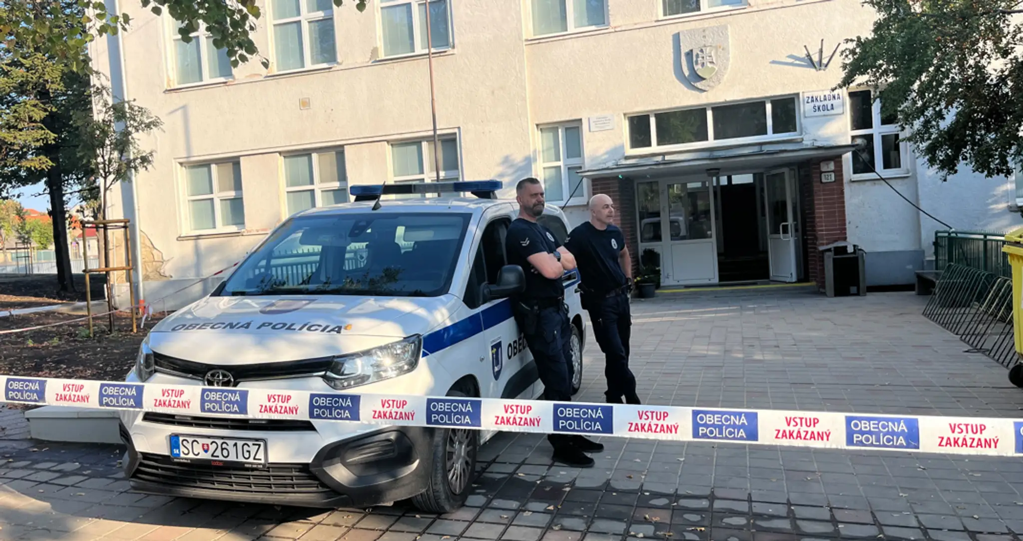 Polícia hliadkuje pred Základnou školou v Bernolákove.