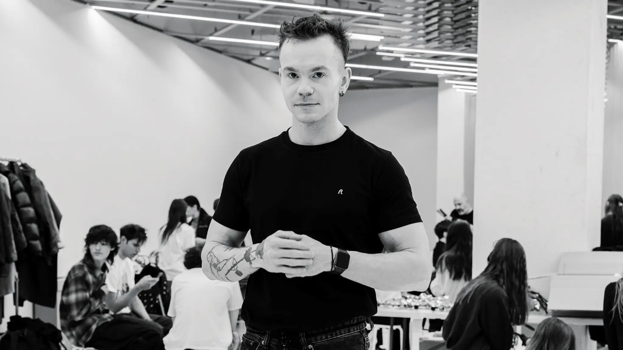 Pavol Dendis v backstage pred prehliadkou. 