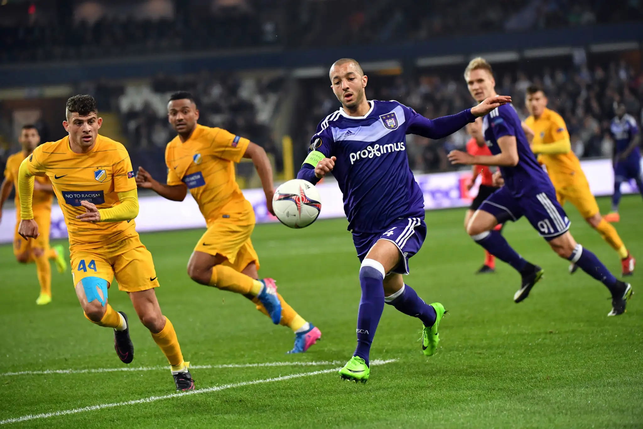 Nicholas Ioannou (vľavo) z APOELu stíha Sofiane Hanniho z Anderlechtu v odvete osemfinále EL.