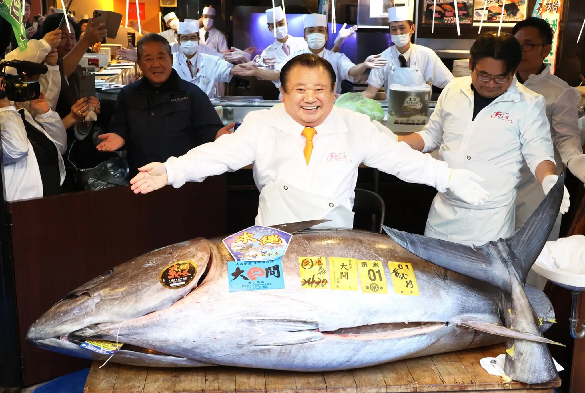 Prezident japonskej reťazca sushi reštaurácií Sushizanmai Kiyoshi Kimura ukazuje 243 kg vážiaceho tuniaka modroplutvého vo svojej sushi reštaurácii v Tokiu.
