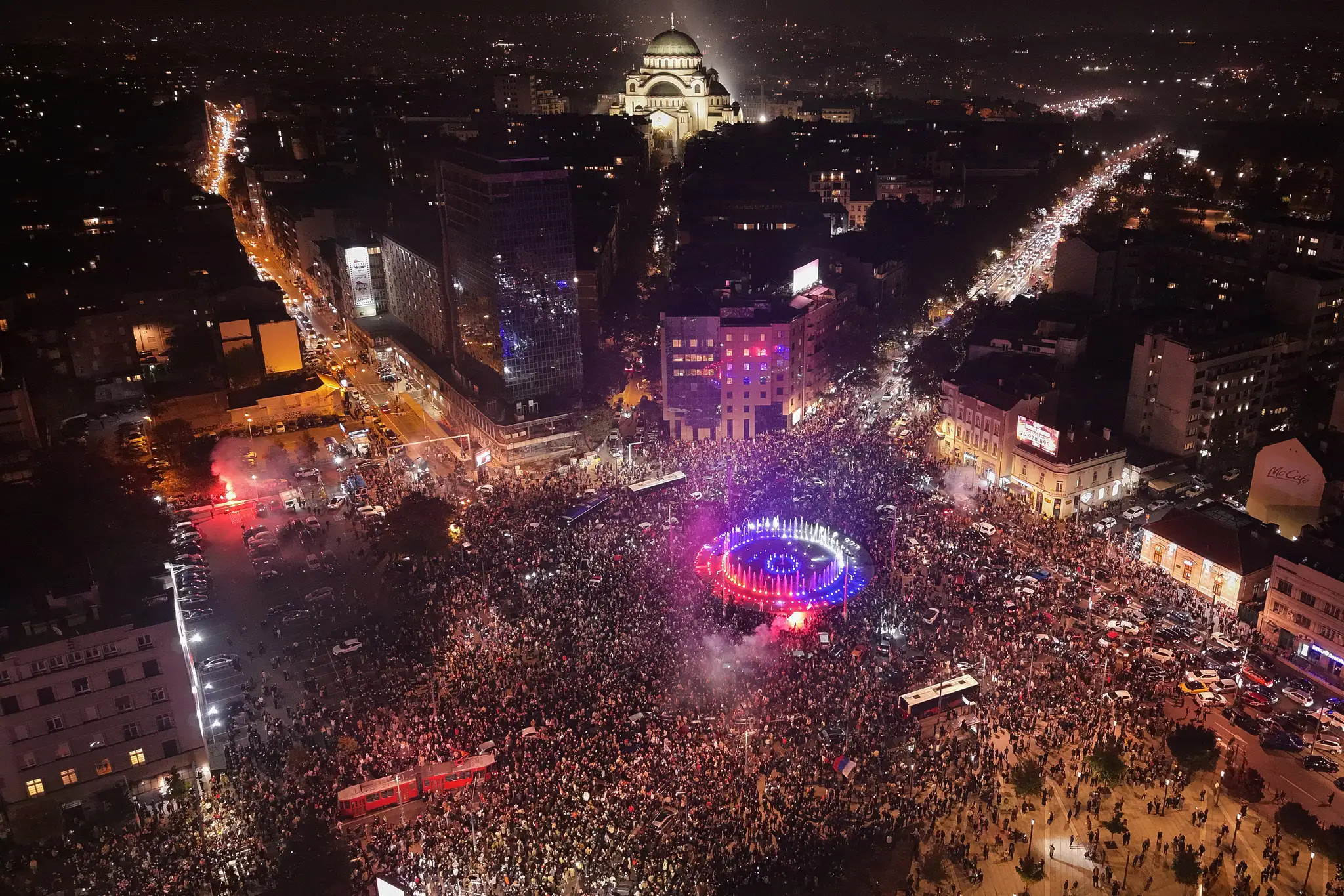 Oslavy v Belehrade po Vučičovom priznaní porážky