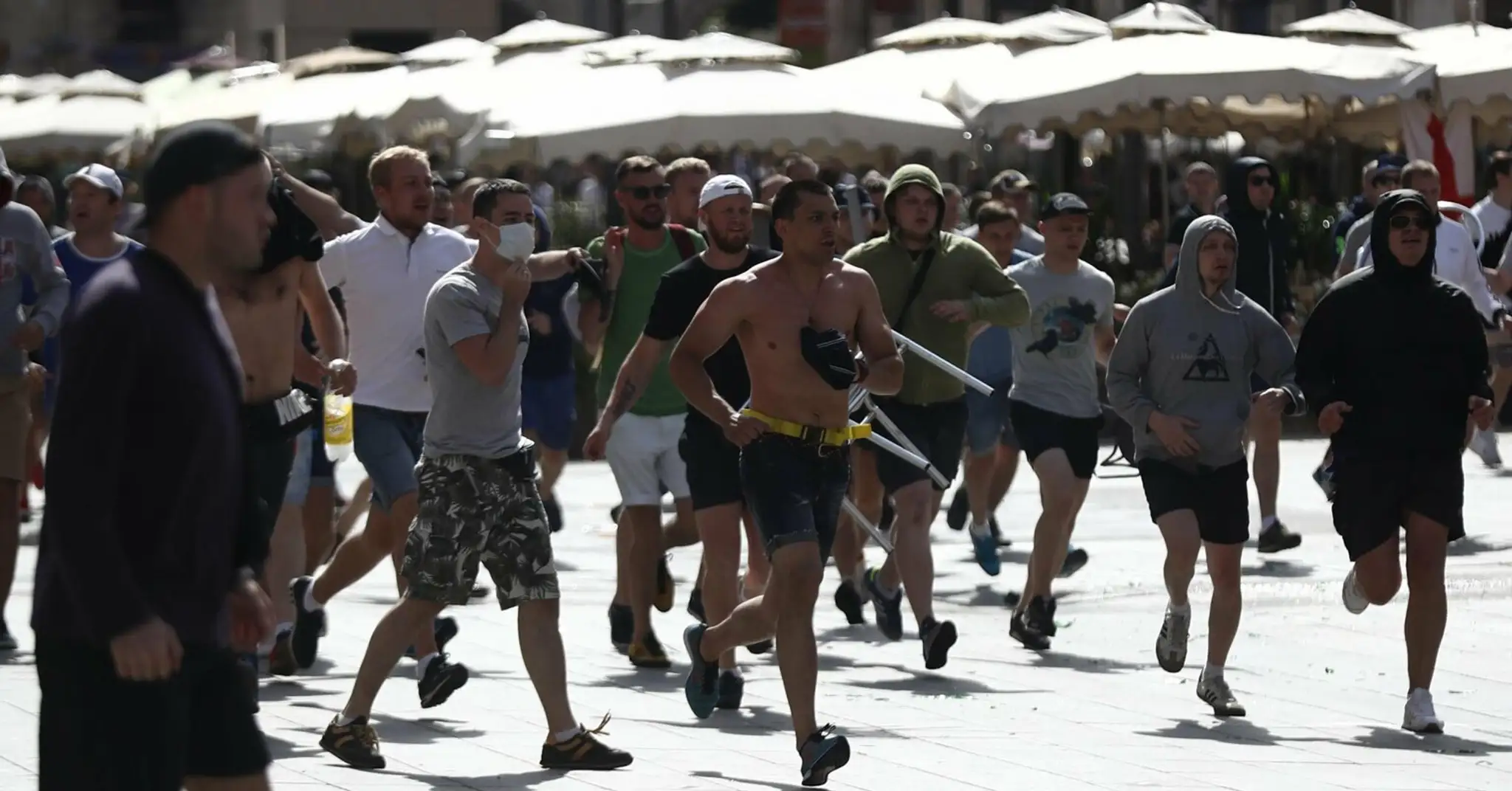 Masky, gumové obušky a zápasnícke rukavice, bežná výbava futbalového fanúšika.