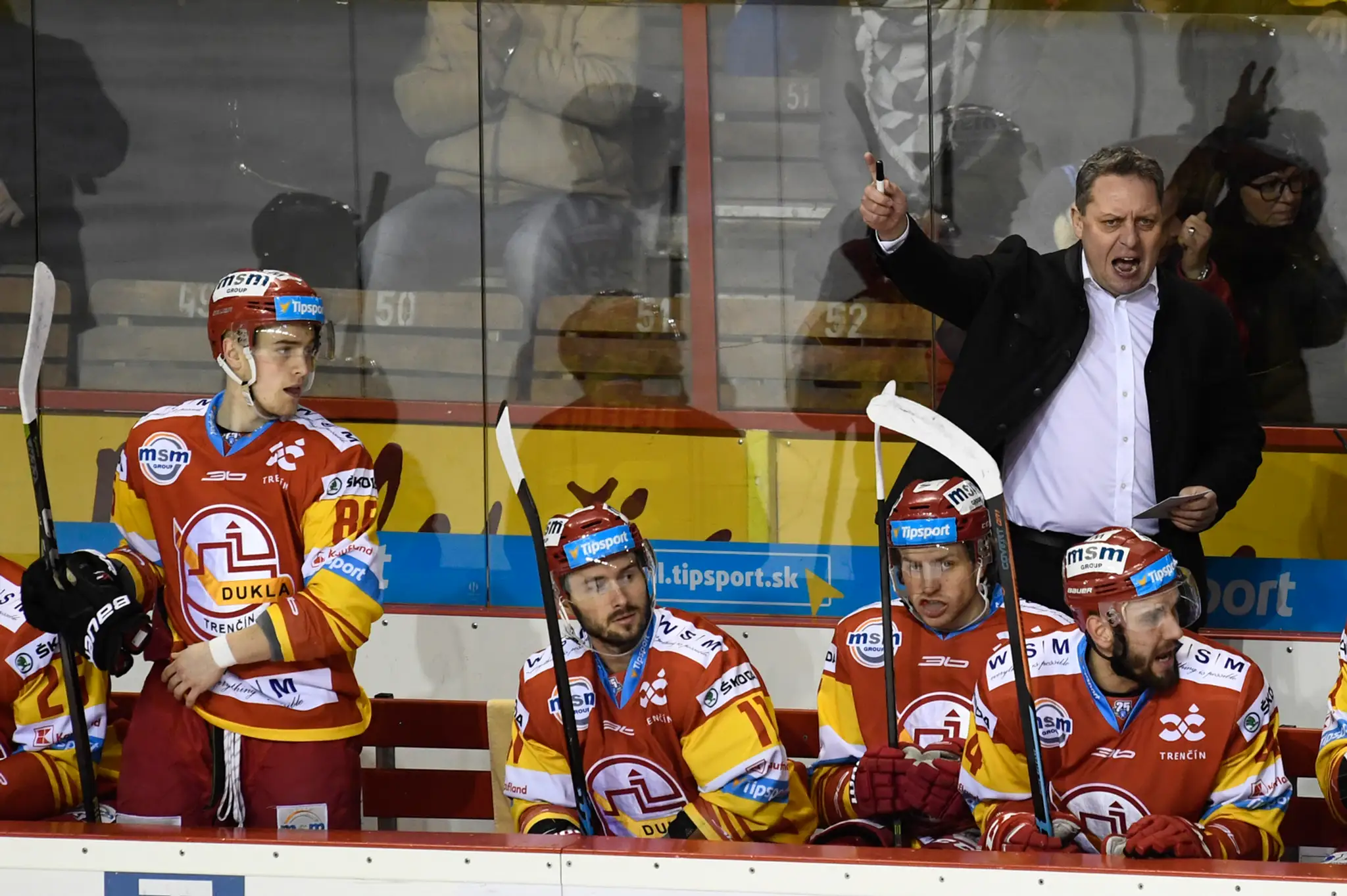 Tréner Dukly Trenčín Peter Oremus dáva pokyny svojim zverencom.