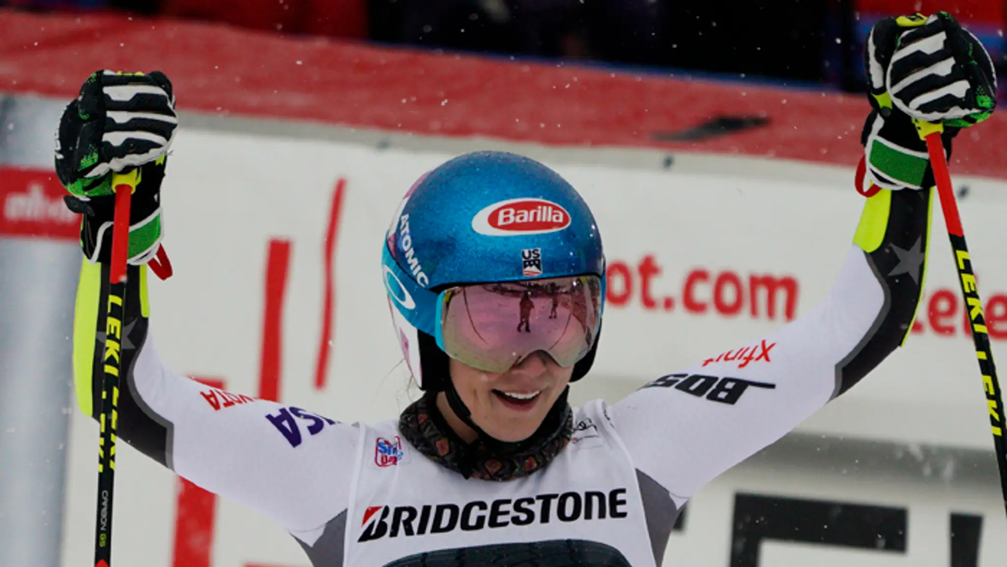 Americká lyžiarka Mikaela Shiffrinová sa teší z víťazstva obrovského slalomu žien.