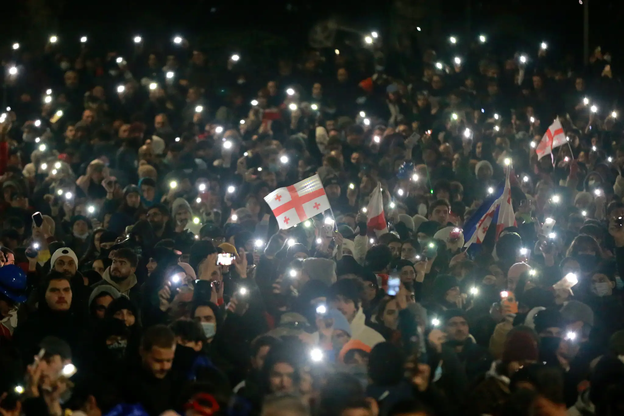 Demonštranti protestujú pred budovou parlamentu v gruzínskej metropole Tbilisi.