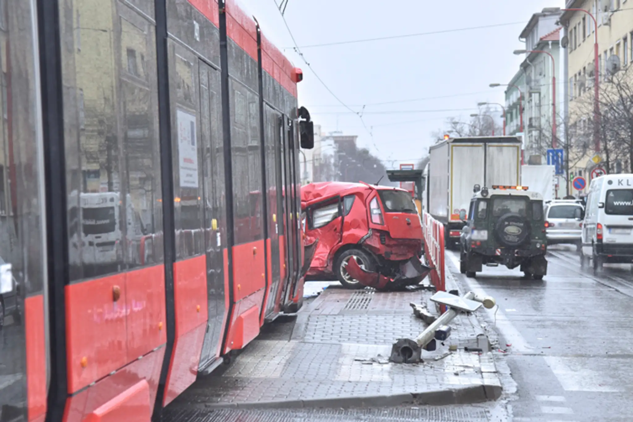 Auto po zrážke s električkou na Vajnorskej ulici v Bratislave.