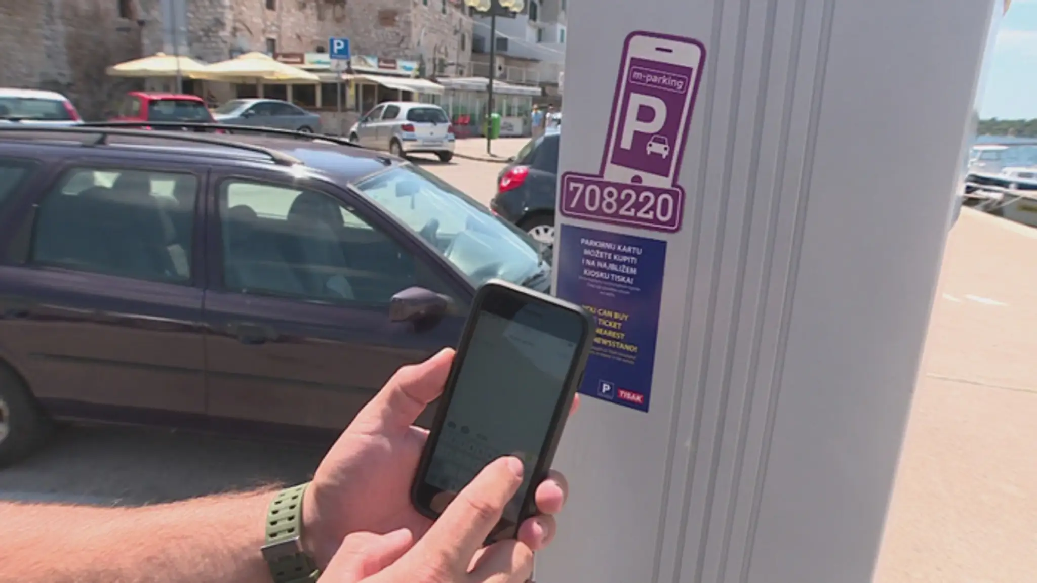 Platenie mobilným telefónom za parkovanie v Chorvátsku.
