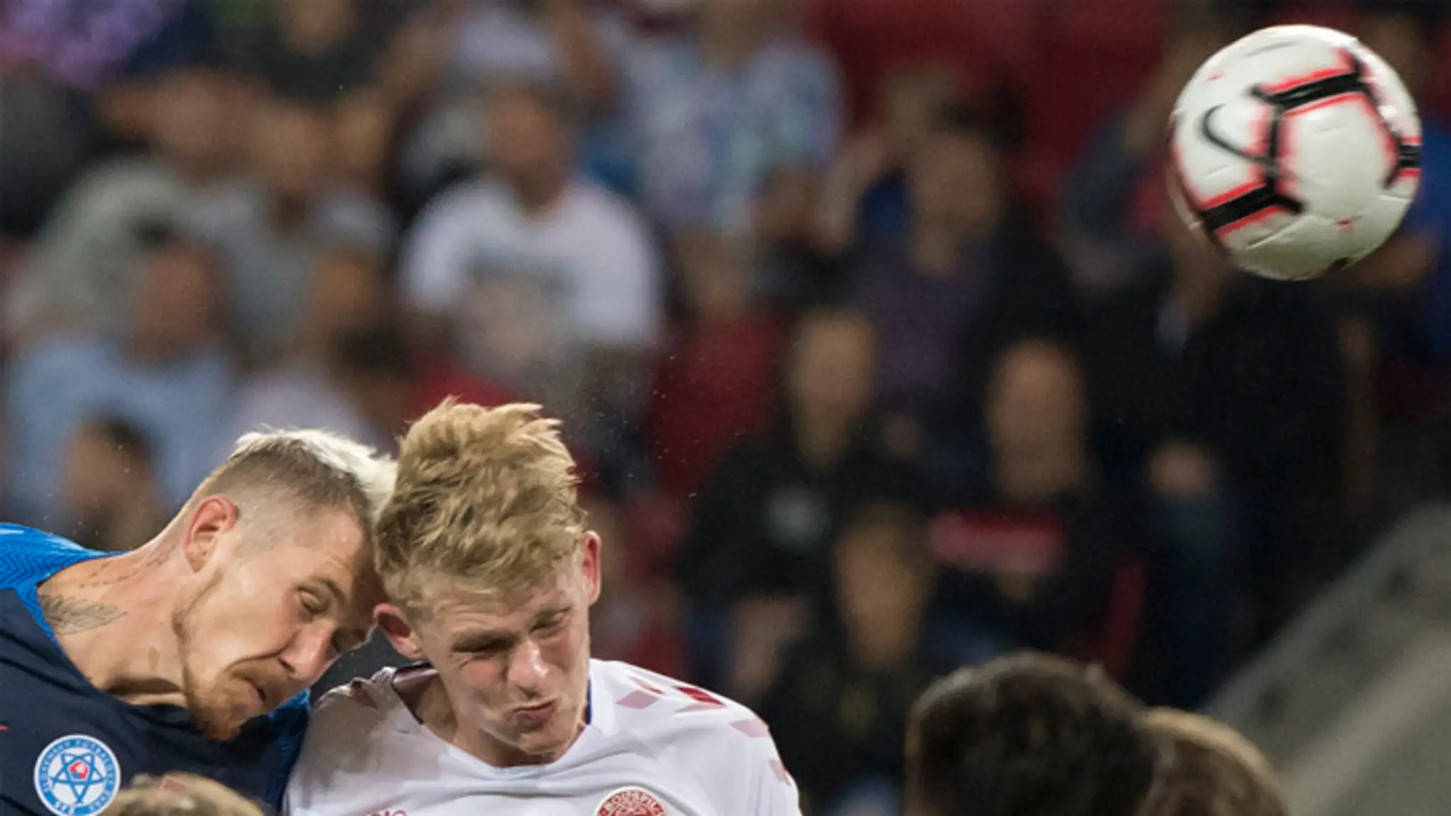 Juraj Kucka (Slovensko) a vpravo Nicolai Johansen (Dánsko).