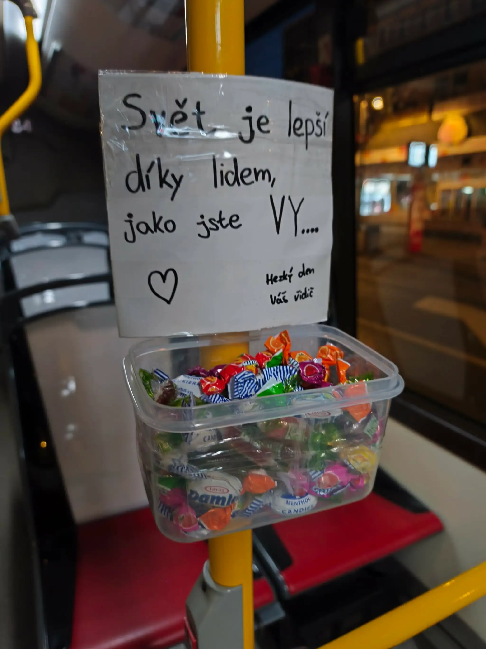 Takéto odkazy necháva vodič cestujúcim v autobuse.