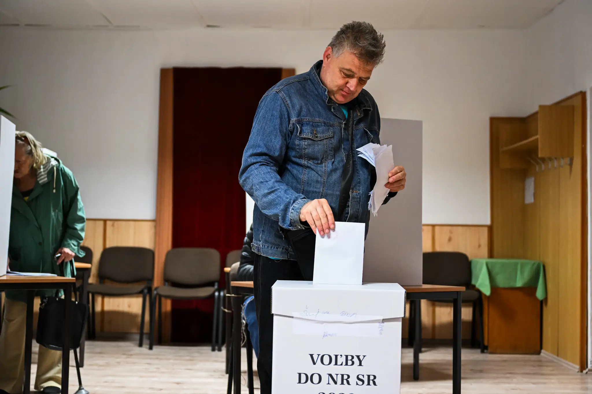 Volič vhadzuje obálku s hlasovacím lístkom do volebnej schránky v predčasných parlamentných voľbách v Bratislave.