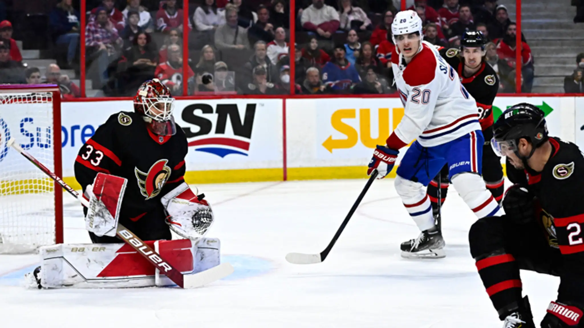 Druhý zľava slovenský útočník Canadiens Juraj Slafkovský.