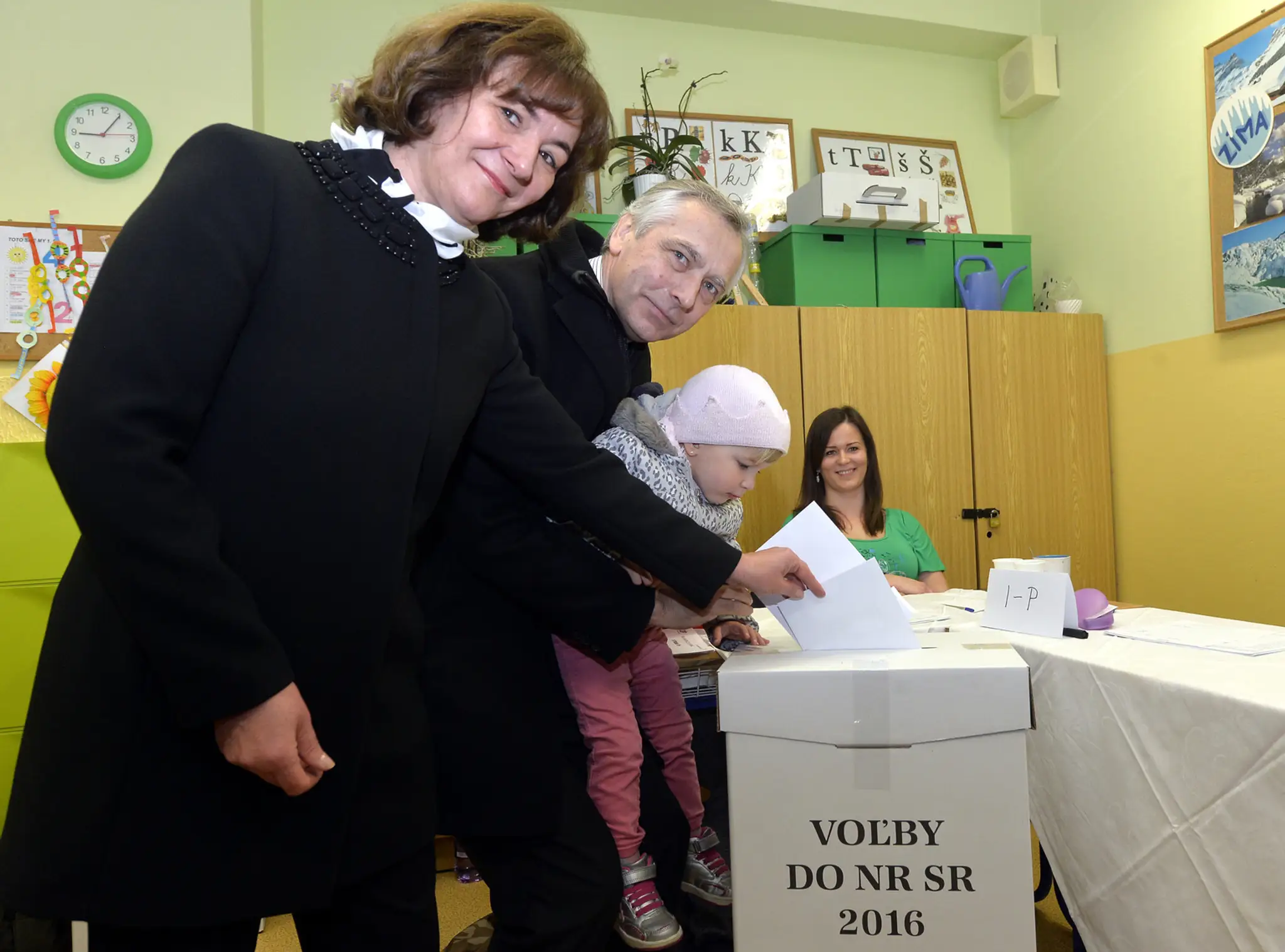 Ján Figeľ s manželkou Máriou a vnučkou.