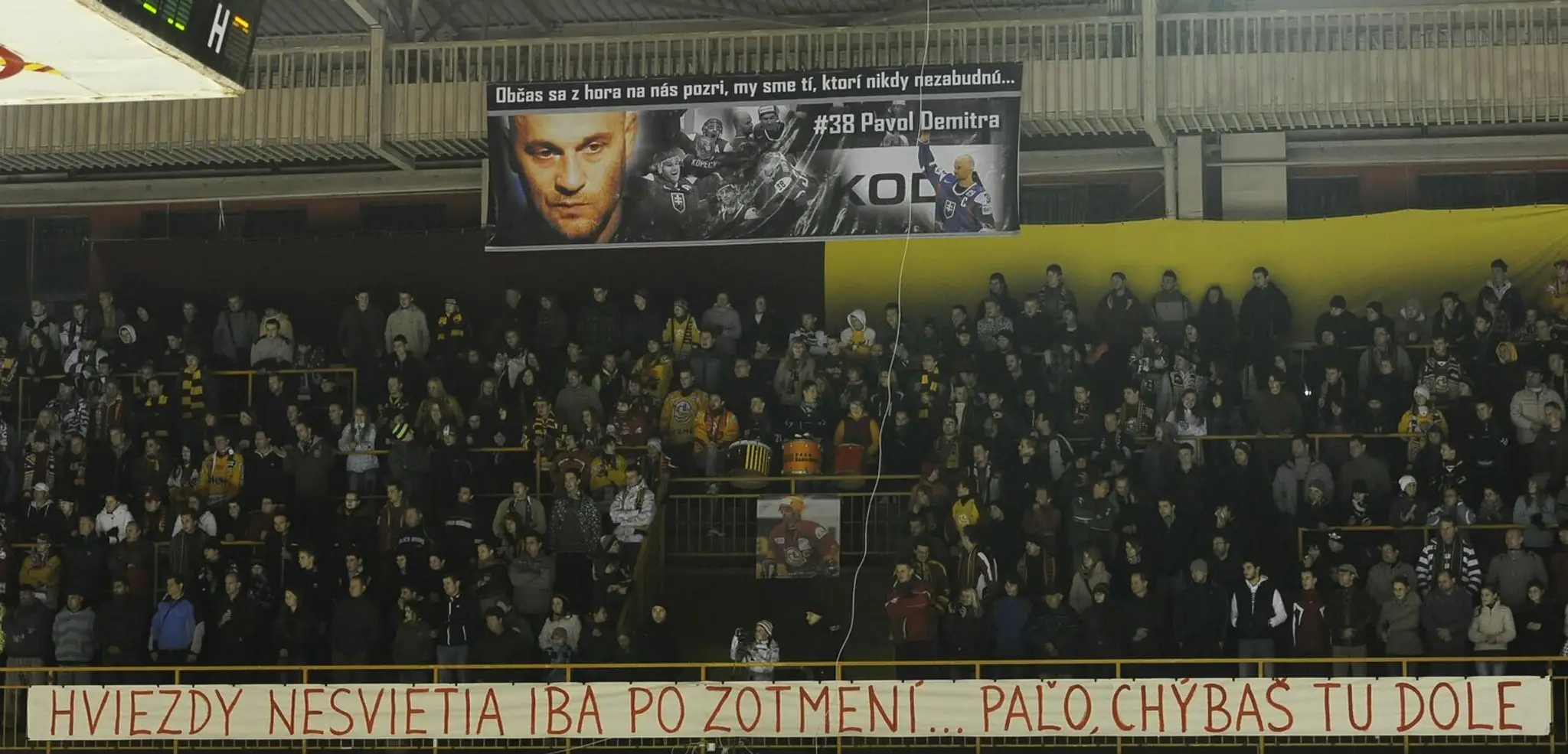 Transparent fanúšikov Dukly venovaný Pavlovi Demitrovi.