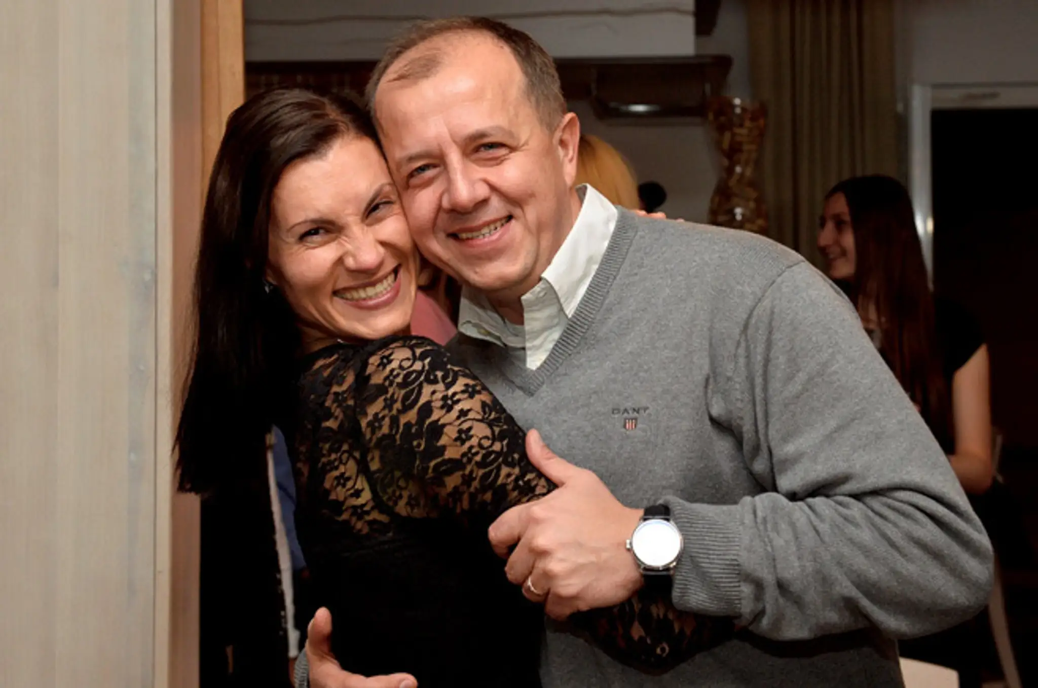 Richard Rybníček (vpravo) prijíma gratulácie od manželky Lucie.