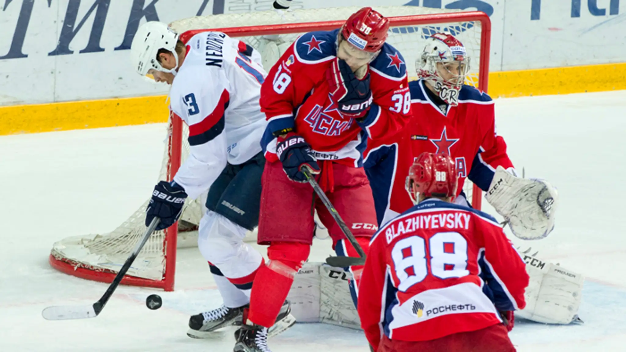 vľavo Václav Nedorost (Slovan) strieľa gól počas druhého stretnutia 1. kola play off KHL CSKA Moskva.